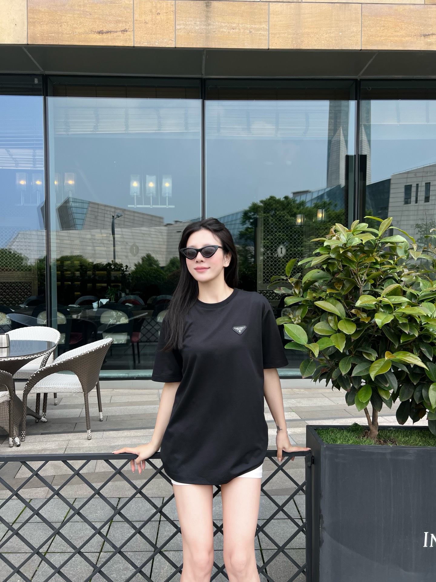 NO:159480,2025 Spring and Summer Pr*da Milano badge round neck short-sleeved T-shirt. The dressing philosophy of day and night, the workplace sharpness or casual elegance are quietly defined by a triangle badge. Essentials' new minimalist twin expression, deconstructed micro-contour design combines breathing and casual fashion style. Customer-supplied technology-blend fabrics, with an extraordinary texture experience, and are known as the most suitable high-quality texture fabric for summer. They are light and breathable, with excellent comfort, and are soft and delicate. The fixed-woven 0.1cm precision stitching double-layer ribbed neckline design, flat and smooth and not easy to deform. The breast triangle-coated enamel Milano base logo is still the same, and the back is added to create an alternative luxury and fashionable atmosphere. Men and women's same style Color: Black/White Size: XS/S/M/L Data  XS code: bust 106cm-shoulder width 44cm-sleeved length 69cm-sleeved length 23cm S code: bust 110cm-sleeved width 45cm-sleeved length 71cm-sleeved length 24cm M code: bust 114cm-sleeved width 46cm-sleeved length 73cm-sleeved length 25cm L code: bust 118cm-sleeved width 47cm-sleeved length 75cm-sleeved length 26cm, T-shirt,tees,t-shirt,alexander wang198609092025春夏Pr*da Milano徽章圆领短袖T恤 昼夜交替的穿搭哲学,职场锋芒或休闲雅痞皆由一方三角徽章悄然定义. Essentials新式极简主义的双生表达,解构微廓形设计兼具呼吸感与休闲时尚范儿. 客供科技混纺面料,非同一般的质感体验,号称最适合夏季的高级质感面料,轻盈透气,舒适感极佳,柔软细腻更为自然. 定织型0.1cm的精密缝线双层罗纹领口设计,平整服贴不易变形.胸口三角涂珐琅Milano基底标识依旧,后背添加新式椭圆标识营造出另类的奢华时尚气息. 男女同款 颜色:黑色/白色 尺码:XS/S/M/L 数据 XS码:胸围106cm-肩宽44cm-衣长69cm-袖长23cm S码:胸围110cm-肩宽45cm-衣长71cm-袖长24cm M码:胸围114cm-肩宽46cm-衣长73cm-袖长25cm L码:胸围118cm-肩宽47cm-衣长75cm-袖长26cm,,T-shirt,tees，t-shirt,alexander wang,Men's clothing