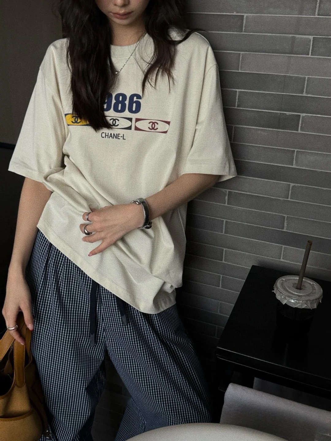 NO:159502,2025 Spring and Summer Ch*nel CC foam logo badge printed short-sleeved T-shirt 1986 retro series T-shirts are classic new, the classic double C of the travel time has super invincible charm, high-energy wearable. Scientific blended textile, combed cotton skin-friendly breathing   polyester fiber reinforced contour. Each inch of fabric has been hand quilted and mechanically set to achieve a perfect balance between softness and clarity. Thick, soft and breathable, delicate in the hand, and the drooping feel is very soft and glutinous. The new color print pattern is matched with the CC letter badge logo using three-dimensional foam glue process, which is strong in three-dimensional, round and full, showing the fashionable and luxurious atmosphere, and the ultimate interpretation of the simple and fashionable charm. Men and women's same style Color: milky white Size: XS/S/M/L Data  XS code: bust 112cm-shoulder width 46cm-sleeved length 71cm-sleeved length 25cm S code: bust 116cm-sleeved width 47cm-sleeved length 73cm-sleeved length 26cm M code: bust 120cm-sleeved width 48cm-sleeved length 75cm-sleeved length 27cm L code: bust 124cm-sleeved width 49cm-sleeved length 77cm-sleeved length 28cm, T-shirt,tees,t-shirt,alexander wang198609092025春夏Ch*nel CC发泡标识徽章印花短袖T恤 1986复古系列T恤经典新生,穿行时光经典的双C具备超级无敌魅力,高能实穿. 科学混纺织制,精梳棉亲肤呼吸＋聚酯纤维加固轮廓.每一寸织物都经过手工绗缝与机械定型双重工艺 在柔软与挺括间达成完美平衡.厚实柔软透气,手感细腻,垂感十足软糯相宜. 全新色泽的印花图案搭配CC字母徽章Logo运用立体发泡胶工艺处理,立体感强,圆润饱满彰显时尚奢华气息,极致演绎简约时尚魅力. 男女同款 颜色:乳白色 尺码:XS/S/M/L 数据 XS码:胸围112cm-肩宽46cm-衣长71cm-袖长25cm S码:胸围116cm-肩宽47cm-衣长73cm-袖长26cm M码:胸围120cm-肩宽48cm-衣长75cm-袖长27cm L码:胸围124cm-肩宽49cm-衣长77cm-袖长28cm,,T-shirt,tees，t-shirt,alexander wang,Men's clothing