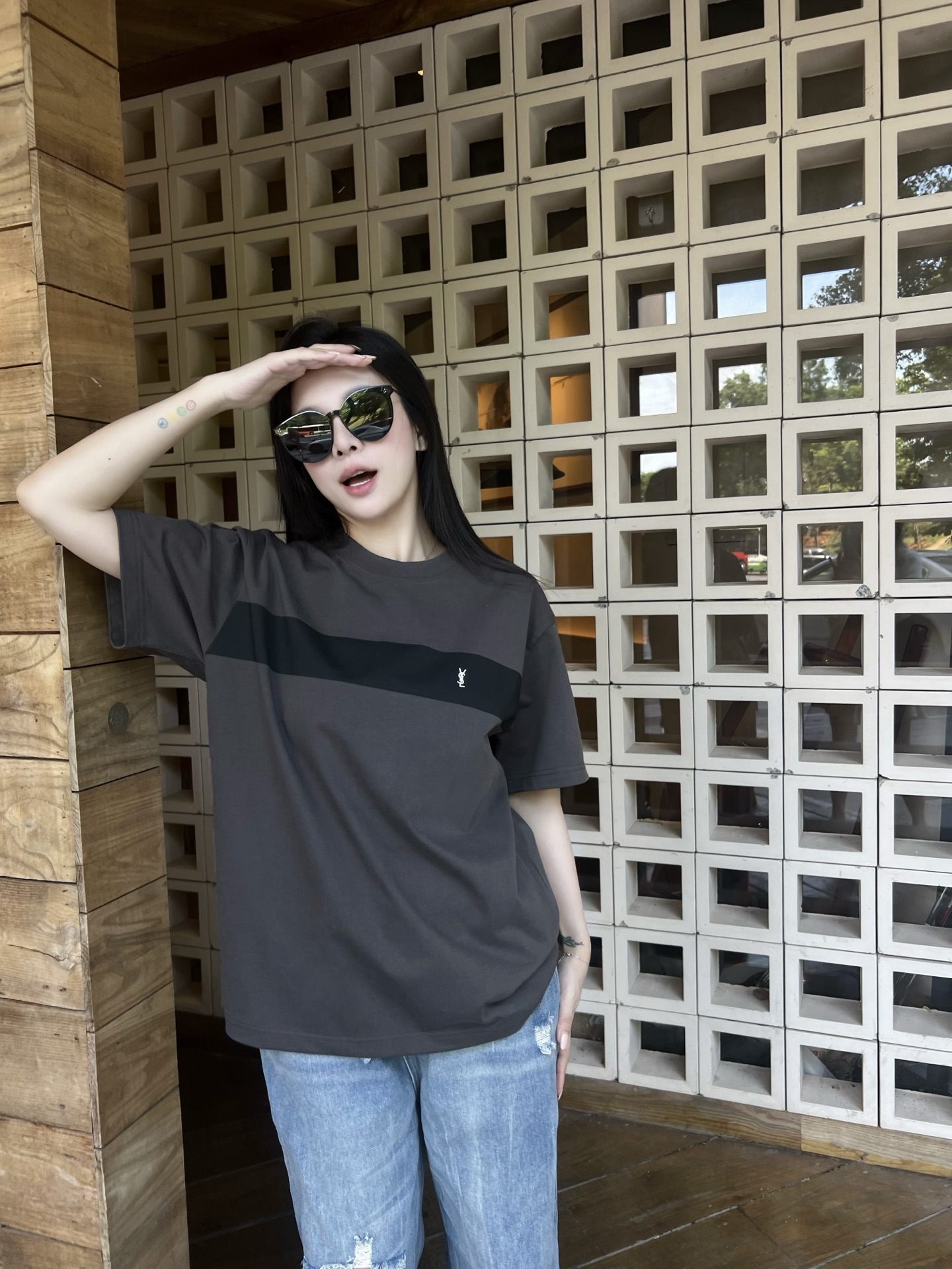 NO:414741,2025 Spring and Summer Sa*nt L*ur*nt Embroidery Logo Contrast Striped Short-Sleeve T-shirt 'Tao Avant-garde Spirit'... A new look and atmosphere creates a simple and fashionable attitude. The latest color separation design is once again shabby. Knitted environmentally friendly fiber cotton fabric, fine weaving presents oily, delicate and soft texture, which is more comfortable and refreshing than normal T-shirts. The rib knitted collar ring is flat and detailed, and it is a must-have T-style for men and women this summer. The ingenious three-dimensional embroidery logo is made of embroidery technology, and the striped contrasting color design is deconstructed and continues the fashion atmosphere. Men and women's same style Color: gray-brown Size: XS/S/M/L Data XS code: Bust 106cm-shoulder width 49cm-coat length 69cm-sleeve length 22cm  S: bust 110cm-shoulder width 50cm-cloth length 71cm-sleeve length 23cm M: bust 114cm-shoulder width 51cm-cloth length 73cm-sleeve length 24cm L: bust 118cm-shoulder width 52cm-cloth length 75cm-sleeve length 25cm, T-shirt,tees,t-shirt,alexander wang198609092025春夏Sa*nt L*ur*nt 刺绣标识撞色条纹短袖T恤 '禁忌的前卫精神'...崭新的面貌与气息营造简约的时尚态度.最新的隔色设计再次破旧立新. 针织环保纤维棉面料,细织制作呈现油润细腻柔软质感,对比正常T恤更为舒适透爽.罗纹针织领圈平整细致,今夏潮男靓女的必备T款. 匠心弥漫的立体刺绣标识采用刺绣工艺制作,条纹撞色设计解构时刻延续着时尚气息. 男女同款 颜色:灰褐色 尺码:XS/S/M/L 数据 XS码:胸围106cm-肩宽49cm-衣长69cm-袖长22cm S码:胸围110cm-肩宽50cm-衣长71cm-袖长23cm M码:胸围114cm-肩宽51cm-衣长73cm-袖长24cm L码:胸围118cm-肩宽52cm-衣长75cm-袖长25cm,,T-shirt,tees，t-shirt,alexander wang,Men's clothing