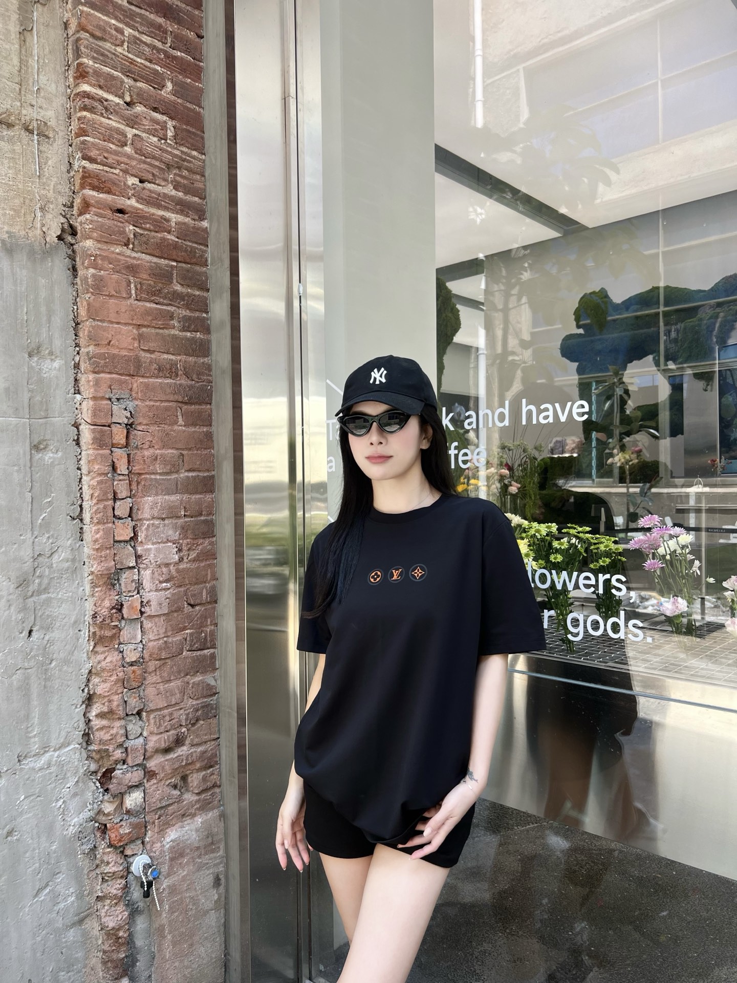 NO:414727,2025 Spring and Summer Vu*t*on Monogram Printed Logo Short-sleeved T-shirt Unlock commutingism, fashionable and eye-catching T-shirts, fashionable and slightly loose straight cuts create unique styling charm. Customer-supplied knitted island cotton fabric, high-density woven technology makes the texture lighter, soft, firm and comfortable like cotton. The classic Monogram logo is made with a new 3D silk screen printing technology and adds craftsmanship and retro style. Micro OS cut outlines the modern temperament, activates the brand to reflect the fashionable tone and perfect. Men and women's same style Color: White/Black Size: XS/S/M/L Data XS code: Bust 104cm-shoulder width 44cm-clothes length 69cm-sleeved length 24cm  S: bust 108cm-shoulder width 45cm-cloth 71cm-sleeved length 25cm M: bust 112cm-shoulder width 46cm-clothed length 73cm-sleeved length 26cm L: bust 116cm-shoulder width 47cm-clothed length 75cm-sleeved length 27cm, T-shirt,tees,t-shirt,alexander wang198609092025春夏Vu*t*on Monogram印花标识短袖T恤 解锁通勤主义,时尚吸睛款T恤,时尚微宽松直筒裁剪铸就独特造型魅力. 客供针织海岛棉面料,高密度机织工艺让质感更轻盈,如棉絮般柔软紧致舒适. 经典Monogram标识采用全新3D丝网印花技术工艺制作平添匠心兼有复古格调与摩登风情. 微OS型裁勾勒极富摩登气质,激活品牌体现时尚腔调十足完美. 男女同款 颜色:白色/黑色 尺码:XS/S/M/L 数据 XS码:胸围104cm-肩宽44cm-衣长69cm-袖长24cm S码:胸围108cm-肩宽45cm-衣长71cm-袖长25cm M码:胸围112cm-肩宽46cm-衣长73cm-袖长26cm L码:胸围116cm-肩宽47cm-衣长75cm-袖长27cm,,T-shirt,tees，t-shirt,alexander wang,Men's clothing