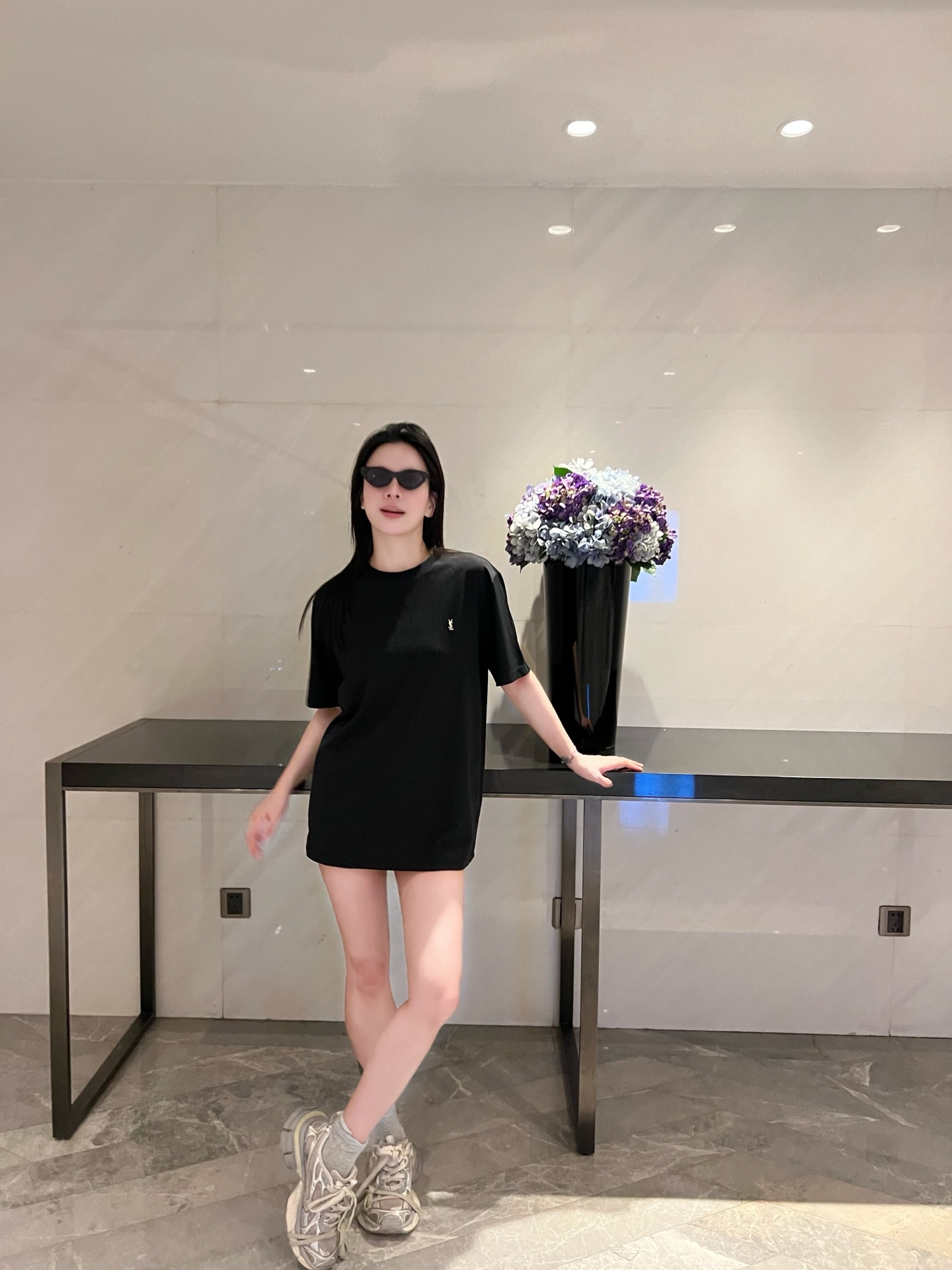 NO:414749,2025 Spring and Summer Sai*t Lau*ent embroidered logo short-sleeved T-shirt casual and fashionable style, classic fashion sense comes with the times, always attracting attention with a different posture. Customer-supplied fiber-friendly Piquet pore cotton fabric, which can be called 'breathable fabric'. The craft knitted quilting design makes the feel extremely smooth and delicate, without any roughness, making the body more comfortable and breathable. Chest embroidery Y*L brand logo sewn, rigorous and detailed, unambiguous, full of three-dimensional sense, class and quality can be seen by all... Men and women same style Color: Black/White Size: XS/S/M/L Data XS: Bust 104cm-Shoulder width 44cm-Length 69cm-Sleeve length 24cm S: Bust 108cm-Shoulder width 45cm-Sleeve length 71cm-Sleeve length 25cm  M size: bust 112cm-shoulder width 46cm-cloth 72cm-sleeve length 26cm L size: bust 116cm-shoulder width 47cm-cloth 73cm-sleeve length 27cm, T-shirt,tees,t-shirt,alexander wang198609092025春夏Sai*t Lau*ent 刺绣标识短袖T恤 休闲时尚通勤款,经典的时髦感与时俱来,时刻以别样姿态引人注目. 客供纤维环保Piquet气孔棉面料,堪称“会呼吸的面料”,工艺针织绗缝设计让手感极为顺滑细腻,无任何粗糙感,着身更为舒爽透气. 胸口刺绣Y*L品牌标识缝制,严谨细致不含糊,立体感十足,档次感及品质感可有目共睹…… 男女同款 颜色:黑色/白色 尺码:XS/S/M/L 数据 XS码:胸围104cm-肩宽44cm-衣长69cm-袖长24cm S码:胸围108cm-肩宽45cm-衣长71cm-袖长25cm M码:胸围112cm-肩宽46cm-衣长72cm-袖长26cm L码:胸围116cm-肩宽47cm-衣长73cm-袖长27cm,,T-shirt,tees，t-shirt,alexander wang,Men's clothing