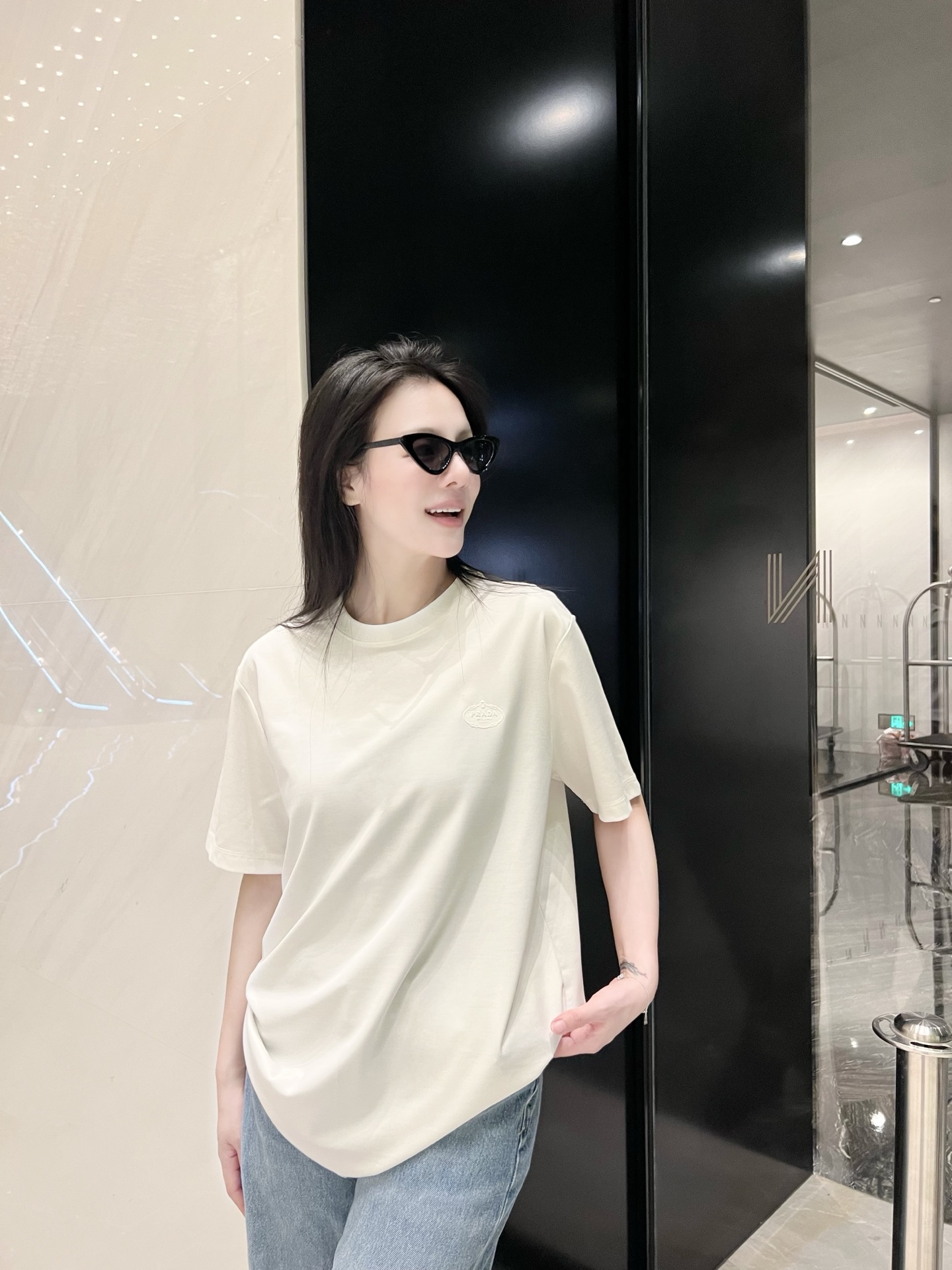 NO:511731,2025 Spring and Summer Pr*d* Milano Relief Logo Printed Short Sleeve T-shirt Minimalist Wardrobe Philosophy, Fashion Pioneer Fashion Short T, Classic Micro-Silhouette Straight-Drum, Simple without losing style. Daily sports and casual business without pressure... Ultra-fine porous bead-floor cotton fiber fabric, the fabric is made of pollution-free and dyed, with super soft and comfortable texture, irreplaceable in detail and soft touch, and excellent breathability. Three-dimensional Milano badge logo, laminated with high temperature cushion, full and delicate, highlighting the brand connotation and design to show simple and exquisite details, interpreting elegant and fashionable. Men and women's same style Color: Black/White Size: XS/S/M/L Data XS code: Bust 106cm-Shoulder width 44cm-Length 68cm-Sleeve length 23cm  S: bust 110cm-shoulder width 45cm-cloth 70cm-sleeved length 24cm M: bust 114cm-shoulder width 46cm-clothed length 72cm-sleeved length 25cm L: bust 118cm-shoulder width 47cm-clothed length 74cm-sleeved length 26cm, T-shirt,tees,t-shirt,alexander wang198609092025春夏Pr*d* Milano浮雕标识印花短袖T恤 极简主义衣橱哲学,时尚先锋款时尚短T,经典微廓直筒版型,简约而不失格调.日常运动休闲商务毫无压力... 超细气孔珠地棉质纤维面料,面料经由无污染订染而成,质感超级柔软舒适,细节感和柔触感无可替代,透气性绝佳. 立体Milano徽章标识,采用高温垫层压烫饱满细腻,凸显品牌内涵设计尽展简约精致细节,诠释优雅时尚. 男女同款 颜色:黑色/白色 尺码:XS/S/M/L 数据 XS码:胸围106cm-肩宽44cm-衣长68cm-袖长23cm S码:胸围110cm-肩宽45cm-衣长70cm-袖长24cm M码:胸围114cm-肩宽46cm-衣长72cm-袖长25cm L码:胸围118cm-肩宽47cm-衣长74cm-袖长26cm,,T-shirt,tees，t-shirt,alexander wang,Men's clothing