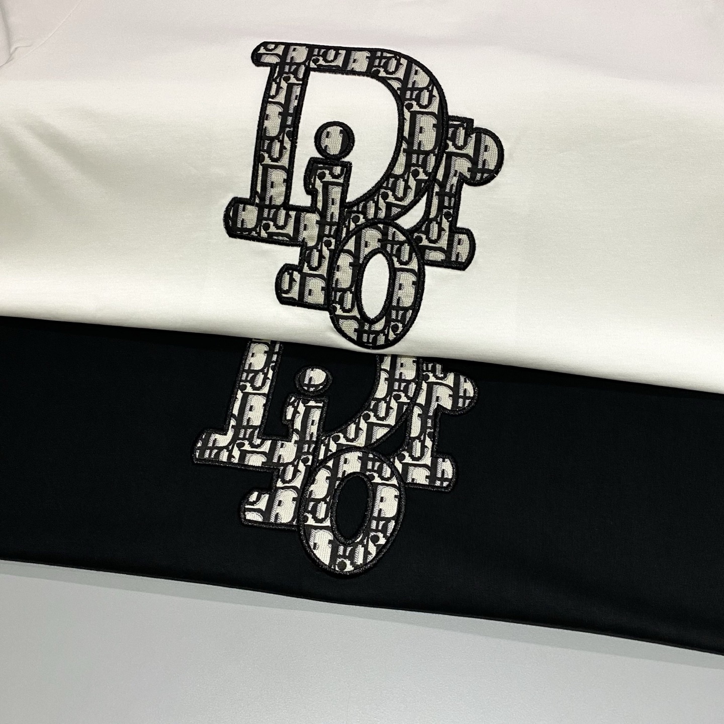 PP210 2025早秋🆕Di*r Obl*que立体字母标识短袖T恤
简约而不失精炼风范的OS短T.Oblique经典元素缔造现代奢感潮流造型.
客供pima针织棉面料,运用先进的针织微密型器械制作保证了产品的裁剪造型和特色兼具潮流时尚魅力.
经典Oblique元素刺绣贴布拥有别致的柔和美感,街头风十足更具复古味体现品牌时尚带来的完美设计.
👫男女同款 颜色:黑色/白色 尺码:XS/S/M/L 数据👇
XS码:胸围110cm-肩宽46cm-衣长71cm-袖长25cm
S码:胸围114cm-肩宽47cm-衣长73cm-袖长26cm
M码:胸围118cm-肩宽48cm-衣长75cm-袖长27cm
L码:胸围122cm-肩宽49cm-衣长77cm-袖长28cm