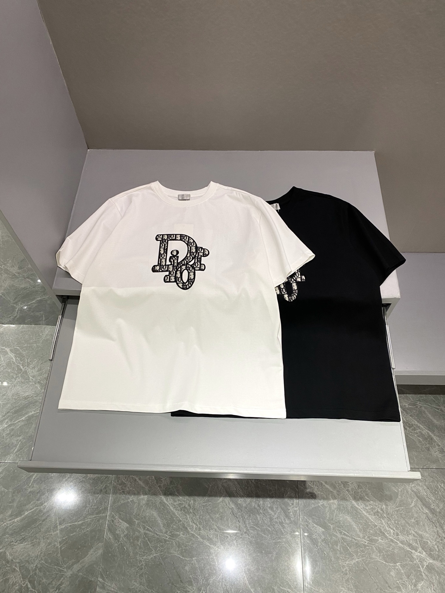 PP210 2025早秋🆕Di*r Obl*que立体字母标识短袖T恤
简约而不失精炼风范的OS短T.Oblique经典元素缔造现代奢感潮流造型.
客供pima针织棉面料,运用先进的针织微密型器械制作保证了产品的裁剪造型和特色兼具潮流时尚魅力.
经典Oblique元素刺绣贴布拥有别致的柔和美感,街头风十足更具复古味体现品牌时尚带来的完美设计.
👫男女同款 颜色:黑色/白色 尺码:XS/S/M/L 数据👇
XS码:胸围110cm-肩宽46cm-衣长71cm-袖长25cm
S码:胸围114cm-肩宽47cm-衣长73cm-袖长26cm
M码:胸围118cm-肩宽48cm-衣长75cm-袖长27cm
L码:胸围122cm-肩宽49cm-衣长77cm-袖长28cm