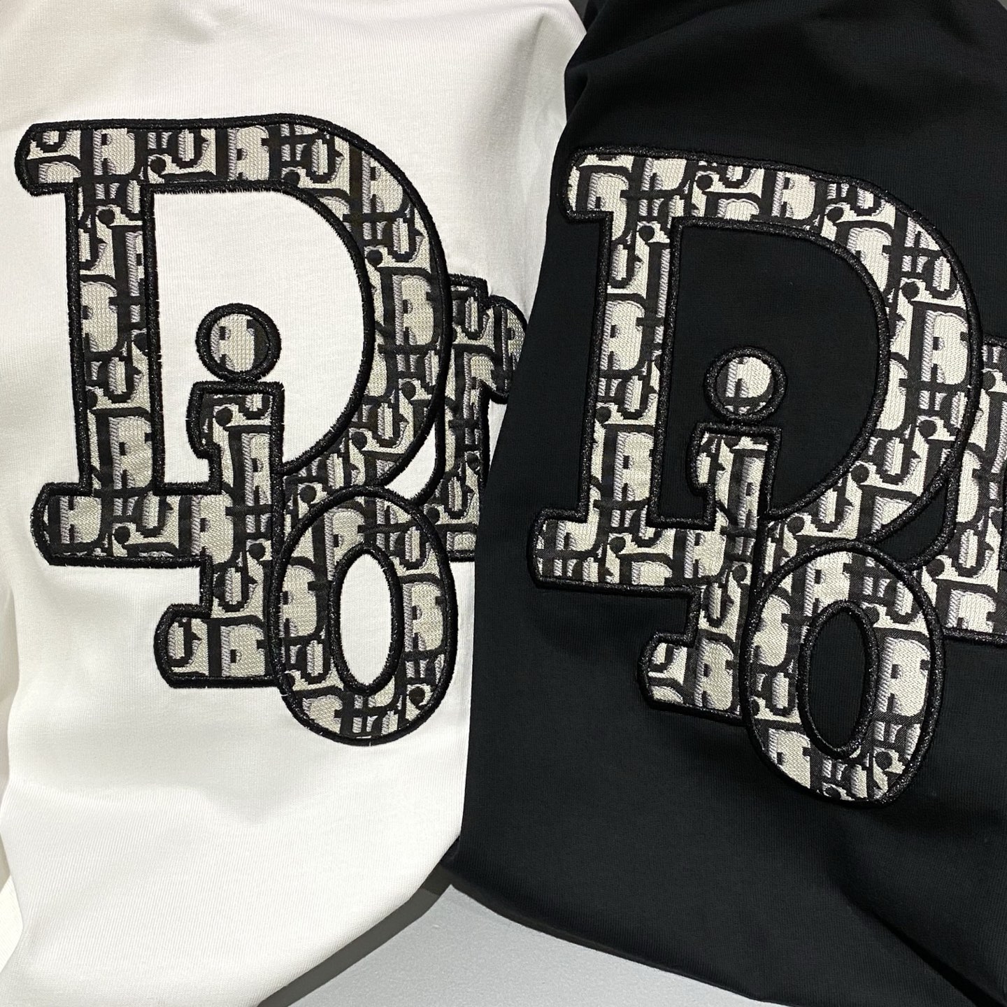 PP210 2025早秋🆕Di*r Obl*que立体字母标识短袖T恤
简约而不失精炼风范的OS短T.Oblique经典元素缔造现代奢感潮流造型.
客供pima针织棉面料,运用先进的针织微密型器械制作保证了产品的裁剪造型和特色兼具潮流时尚魅力.
经典Oblique元素刺绣贴布拥有别致的柔和美感,街头风十足更具复古味体现品牌时尚带来的完美设计.
👫男女同款 颜色:黑色/白色 尺码:XS/S/M/L 数据👇
XS码:胸围110cm-肩宽46cm-衣长71cm-袖长25cm
S码:胸围114cm-肩宽47cm-衣长73cm-袖长26cm
M码:胸围118cm-肩宽48cm-衣长75cm-袖长27cm
L码:胸围122cm-肩宽49cm-衣长77cm-袖长28cm