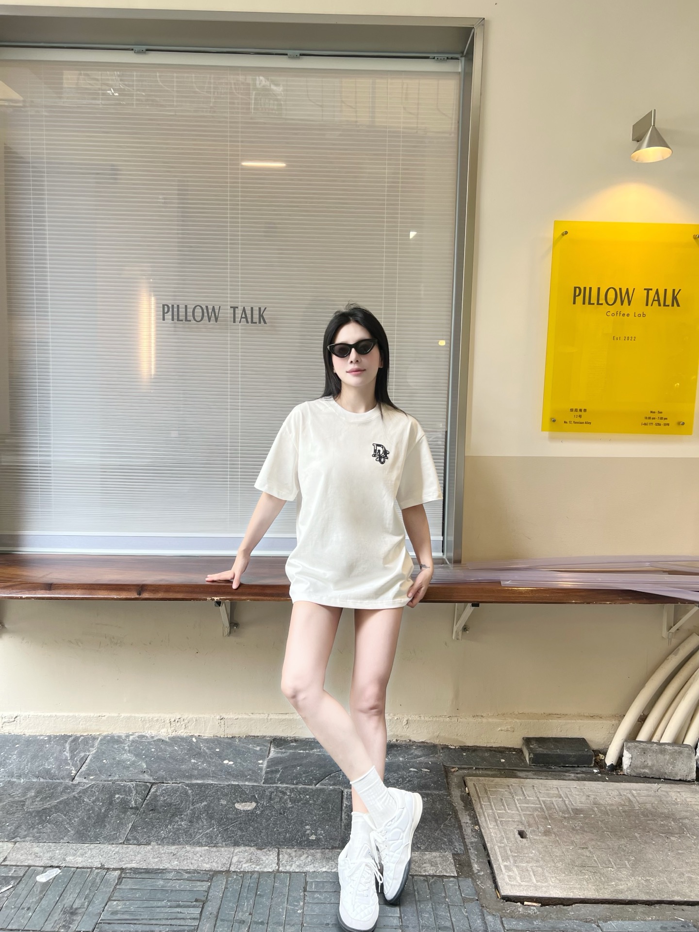 NO:511726,2025 Early Autumn Di*r Obl*que Embroidered Letter Logo Short-sleeved T-shirt Oblique classic elements create a modern luxury trendy style. Simple but refined style OS short T. Customer-supplied pima knitted cotton fabric, using advanced knitted micro-dense equipment to ensure the product's cutting shape and characteristics are both trendy and fashionable charm. Classic Oblique Embroidery patch embroidery small logo has a unique soft beauty, and the street style is full of retro flavor reflects the perfect design brought by brand fashion. Men and women are the same color: navy blue/white Size: XS/S/M/L Data XS code: bust 110cm-shoulder width 46cm-shoulder length 71cm-sleeved length 25cm S code: bust 114cm-shoulder width 47cm-shoulder length 73cm-sleeved length 26cm  M size: bust 118cm-shoulder width 48cm-cloth 75cm-sleeve length 27cm L size: bust 122cm-shoulder width 49cm-cloth 77cm-sleeve length 28cm, T-shirt,tees,t-shirt,alexander wang198609092025早秋Di*r Obl*que刺绣字母标识短袖T恤 Oblique经典元素缔造现代奢感潮流造型.简约而不失精炼风范的OS短T. 客供pima针织棉面料,运用先进的针织微密型器械制作保证了产品的裁剪造型和特色兼具潮流时尚魅力. 经典Oblique元素刺绣贴布刺绣小标识拥有别致的柔和美感,街头风十足更具复古味体现品牌时尚带来的完美设计. 男女同款 颜色:藏蓝色/白色 尺码:XS/S/M/L 数据 XS码:胸围110cm-肩宽46cm-衣长71cm-袖长25cm S码:胸围114cm-肩宽47cm-衣长73cm-袖长26cm M码:胸围118cm-肩宽48cm-衣长75cm-袖长27cm L码:胸围122cm-肩宽49cm-衣长77cm-袖长28cm,,T-shirt,tees，t-shirt,alexander wang,Men's clothing