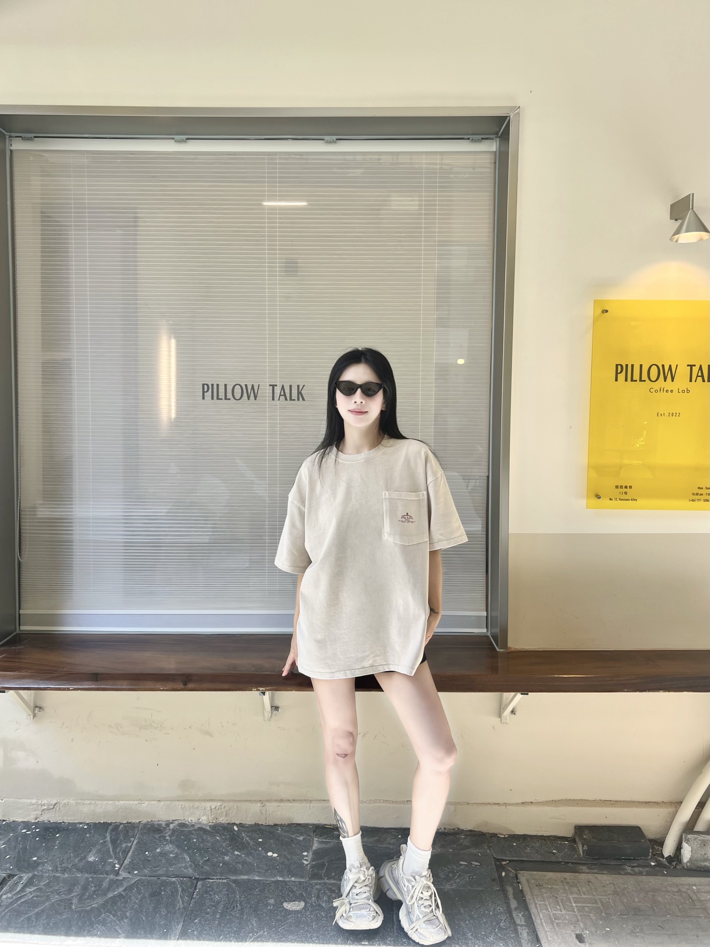 NO:513300,2025 Early Autumn Pr*d* Milano Pocket Design Logo Printed Short-Sleeve T-shirt Minimalist Wardrobe Philosophy, Craftsmanship Reshapes Classic. Elegant and elegant style design, fashionable personality, and innate extraordinary. Customer-supplied ultra-fine branch-pinned cotton fabric, the fabric is washed and dyed, visually retro and natural, with super soft and comfortable texture, irreplaceable in detail and soft touch, and excellent breathability. Milano logo printing perfectly interprets the charm of layered art...a new fashion space left for the meaning. Men and women same style Color: Rice and apricot Size: XS/S/M/L Data XS code: Bust 116cm-shoulder width 55cm-shoulder length 69cm-sleeve length 22cm S code: Bust 120cm-shoulder width 56cm-sleeve length 71cm-sleeve length 23cm  M size: bust 124cm-shoulder width 57cm-cloth 73cm-sleeve length 24cm L size: bust 128cm-shoulder width 58cm-cloth 75cm-sleeve length 25cm, T-shirt,tees,t-shirt,alexander wang198609092025早秋Pr*d* Milano口袋设计标识印花短袖T恤 极简主义衣橱哲学,匠心剪裁重塑经典.优雅气质的型格设计,时尚个性,与生俱来的不平凡. 客供超细支针梳棉面料,面料经由水洗定染而成,视觉复古自然,质感超级柔软舒适,细节感和柔触感无可替代,透气性绝佳. Milano标识印花完美演绎了层次艺术的魅力…余留释义的全新时尚空间. 男女同款 颜色:米杏色 尺码:XS/S/M/L 数据 XS码:胸围116cm-肩宽55cm-衣长69cm-袖长22cm S码:胸围120cm-肩宽56cm-衣长71cm-袖长23cm M码:胸围124cm-肩宽57cm-衣长73cm-袖长24cm L码:胸围128cm-肩宽58cm-衣长75cm-袖长25cm,,T-shirt,tees，t-shirt,alexander wang,Men's clothing