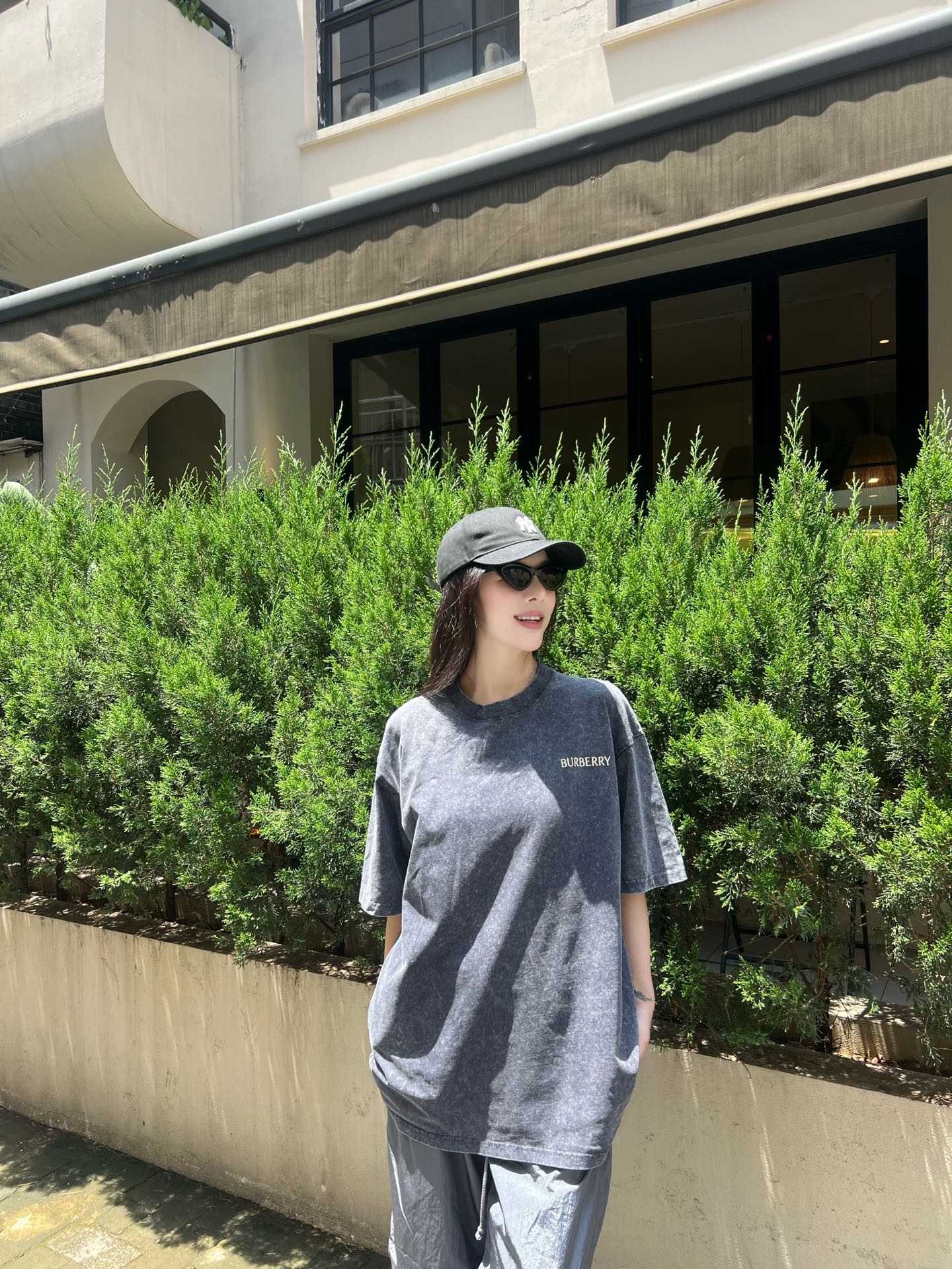 NO:513302,2025 Early Autumn Bur*erry Knight Badge Print Washed Old Short Sleeve T-shirt Summer Poetry Oriental Wandering. Refreshing Logo Series T-shirts with classic cuts, showing the infinite atmosphere of sunshine, sports, leisure and vitality. Imported Yunru cotton fabric has super strong and neat texture. It feels smooth and delicate, light, comfortable and breathable. The washing and old craftsmanship is in place without any dragging and water. The collection badge shows flawlessness, the three-dimensional sticky stamping technology is born, with a thick and plump texture and soft three-dimensional and not stiff. The same style for men and women. Color: Washed blue and gray Size: XS/S/M/L Data XS code: Bust 112cm-shoulder width 52cm-shoulder length 73cm-sleeved length 23cm  S: bust 116cm-shoulder width 53cm-cloth 74cm-sleeved length 24cm M: bust 120cm-shoulder width 54cm-sleeved length 75cm-sleeved length 25cm L: bust 124cm-shoulder width 55cm-clothed length 76cm-sleeved length 26cm, burberry, T-shirt,tees, t-shirt,alexander wang198609092025早秋Bur*erry 骑士徽章印花水洗做旧短袖T恤 夏日诗意的东方漫游.焕新徽标系列T恤搭配经典造型裁剪,彰显阳光运动休闲活力的无限气息. 进口云柔棉质面料,质感超强工整细致.手感顺滑细腻,轻盈舒适透气.水洗做旧工艺搭配裁剪工艺到位没有任何的拖泥带水. 典藏徽章尽显完美无瑕,立体胶粘冲压工艺的骑士徽章跃然而生,质感厚实饱满且柔软立体不生硬. 男女同款 颜色:水洗蓝灰 尺码:XS/S/M/L 数据 XS码:胸围112cm-肩宽52cm-衣长73cm-袖长23cm S码:胸围116cm-肩宽53cm-衣长74cm-袖长24cm M码:胸围120cm-肩宽54cm-衣长75cm-袖长25cm L码:胸围124cm-肩宽55cm-衣长76cm-袖长26cm,,burberry,T-shirt,tees，t-shirt,alexander wang,Men's clothing