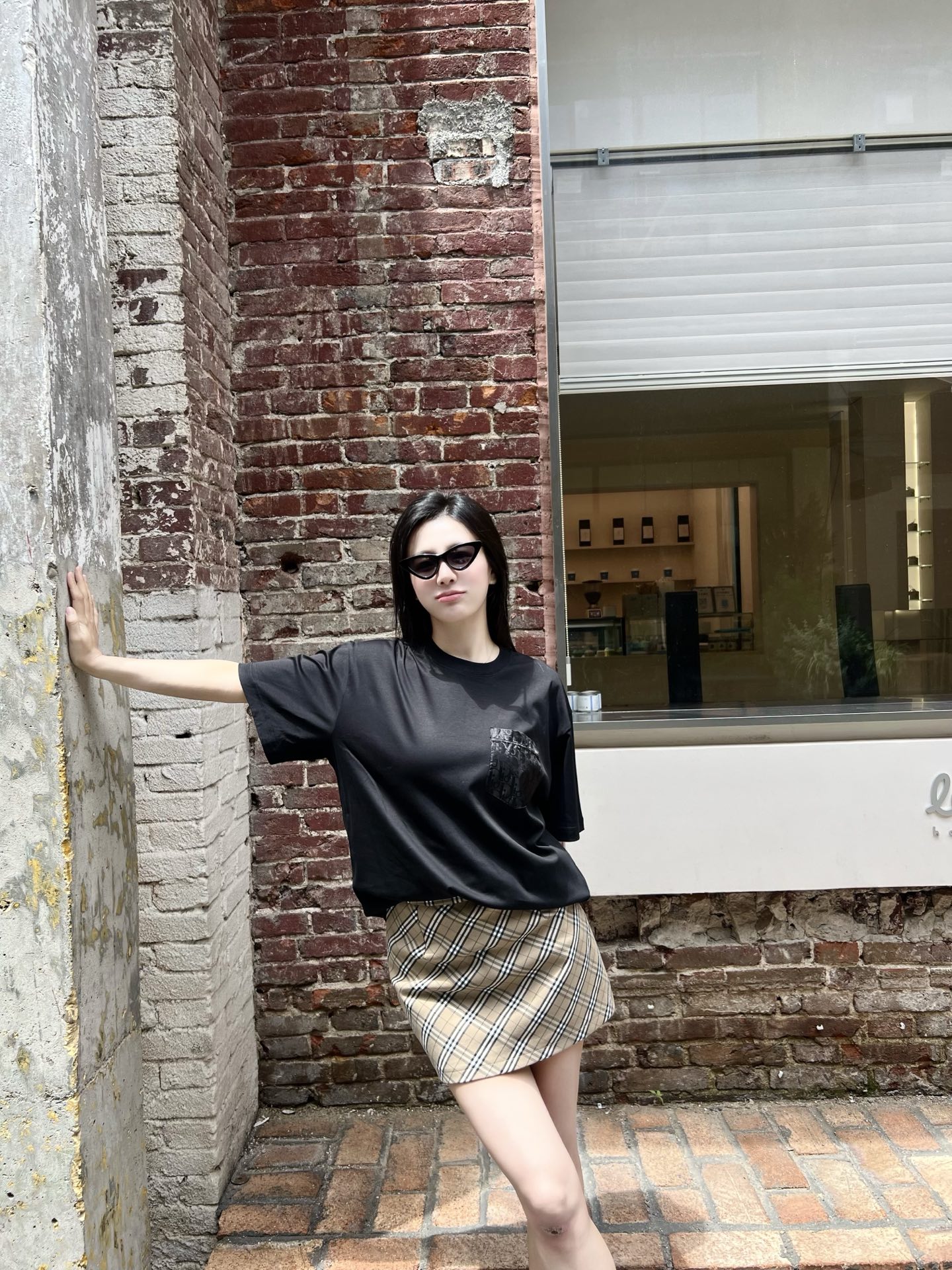 NO:513288,2025 Early Autumn Di*r Oblique silk dark pattern pocket short-sleeved T-shirt Simple but refined style OS short T. Oblique design creates a modern trendy look. The fine-branched Pima fiber cotton fabric is made with advanced knitted micro-dense instruments to ensure the cutting shape and characteristics of the product are both trendy and fashionable. The same color fiber silk dark pattern Oblique pocket sewing + back embroidered logo has a unique retro and soft feeling, and the street style is full of retro flavor reflects the perfect design brought by the brand's fashion. Men and women's same style Color: Black/White Size: XS/S/M/L Data XS code: Bust 106cm-Shoulder width 50cm-Length 69cm-Sleeve length 21cm S code: Bust 110cm-Shoulder width 51cm-Sleeve length 71cm-Sleeve length 22cm  M size: bust 114cm-shoulder width 52cm-cloth 73cm-sleeve length 23cm L size: bust 118cm-shoulder width 53cm-cloth 75cm-sleeve length 24cm, T-shirt,tees,t-shirt,alexander wang198609092025早秋Di*r Oblique丝质暗纹口袋短袖T恤 简约而不失精炼风范的OS短T.Oblique设计缔造现代潮流造型. 细支Pima纤维棉质面料,运用先进的针织微密型器械制作保证了产品的裁剪造型和特色兼具潮流时尚魅力. 胸前同色系纤维丝质暗纹Oblique口袋缝制＋后背刺绣标识拥有别致的复古柔和感,街头风十足更具复古味体现品牌时尚带来的完美设计. 男女同款 颜色:黑色/白色 尺码:XS/S/M/L 数据 XS码:胸围106cm-肩宽50cm-衣长69cm-袖长21cm S码:胸围110cm-肩宽51cm-衣长71cm-袖长22cm M码:胸围114cm-肩宽52cm-衣长73cm-袖长23cm L码:胸围118cm-肩宽53cm-衣长75cm-袖长24cm,,T-shirt,tees，t-shirt,alexander wang,Men's clothing