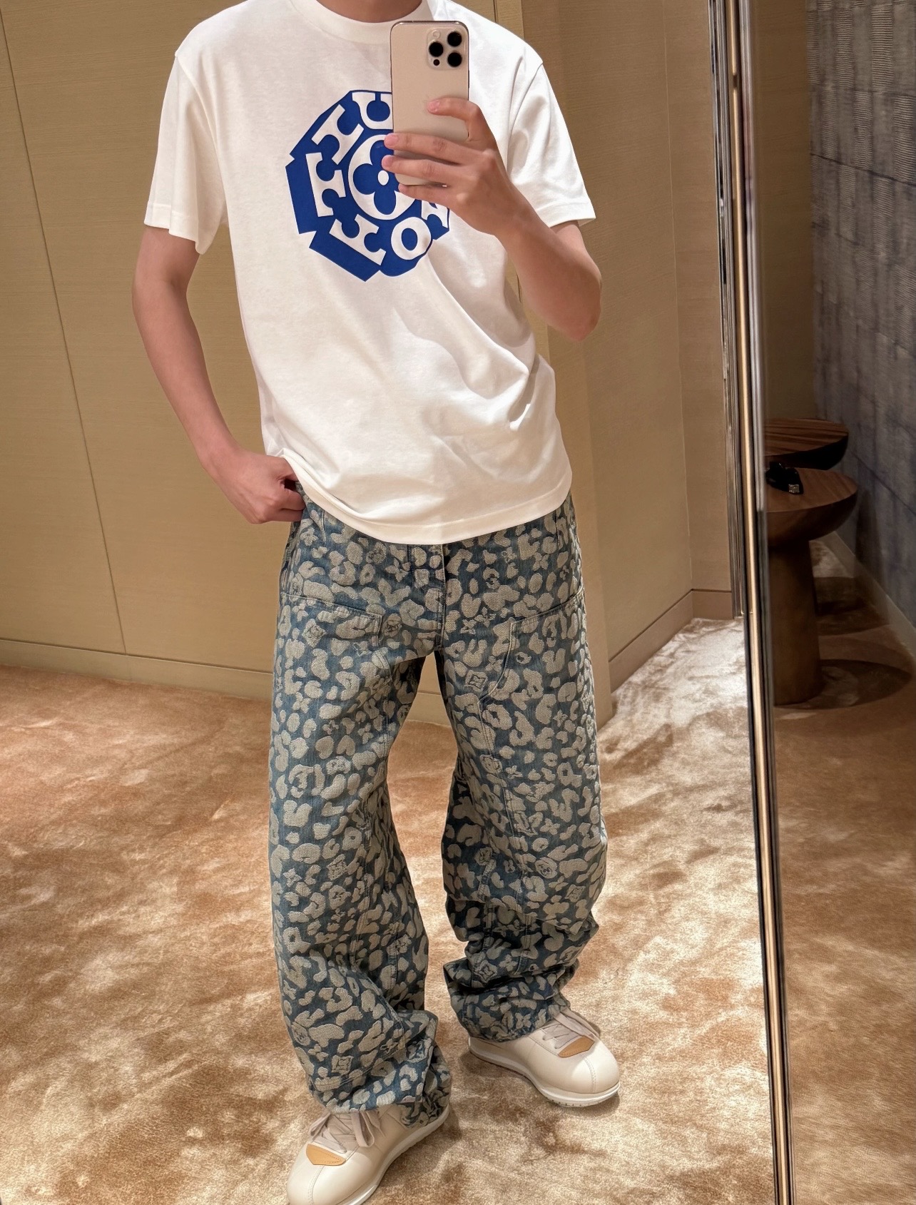 NO:505586,2025 Early Autumn Vui*ton Paris Flower logo printed short-sleeved T-shirt Fashion Show T-shirt, a new sense of fashion and trendy visual opening to a new gorgeous style... Customer-provided Yingze worsted silk cotton fabric, smooth and delicate texture, light and refreshing, and the cutting process of both inside and outside, always maintaining a perfect shape. Flower printing logo is an elegant new concept, with unique logo elements printed patterns decorated with the front and back to increase trendy charm, slowly revealing a fresh atmosphere to highlight the alternative personality charm. Men and women same style Color: White Size: S/M/L/XL Data S code: Bust 106cm-shoulder width 48cm-shoulder width 70cm-sleeved length 24cm M code: Bust 110cm-shoulder width 50cm-shoulder length 72cm-sleeved length 25cm  Size L: bust 114cm-shoulder width 52cm-cloth 74cm-sleeve length 26cm XL: bust 118cm-shoulder width 54cm-cloth 76cm-sleeve length 27cm, T-shirt,tees,t-shirt,alexander wang198609092025早秋Vui*ton Paris Flower标识印花短袖T恤 时装秀款T恤,时尚潮流的全新既视感打开全新华美格调… 客供莹泽精纺丝绵面料,手感质感顺滑细腻,轻薄透爽,内外兼具的裁剪工艺,时刻保持足够完美的造型. Flower印花标识为优雅新构想,别具一格的标识元素印花图案分饰前后增加潮流魅力,缓缓流露清新气息彰显另类特色个性魅力. 男女同款 颜色:白色 尺码:S/M/L/XL 数据 S码:胸围106cm-肩宽48cm-衣长70cm-袖长24cm M码:胸围110cm-肩宽50cm-衣长72cm-袖长25cm L码:胸围114cm-肩宽52cm-衣长74cm-袖长26cm XL码:胸围118cm-肩宽54cm-衣长76cm-袖长27cm,,T-shirt,tees，t-shirt,alexander wang,Men's clothing