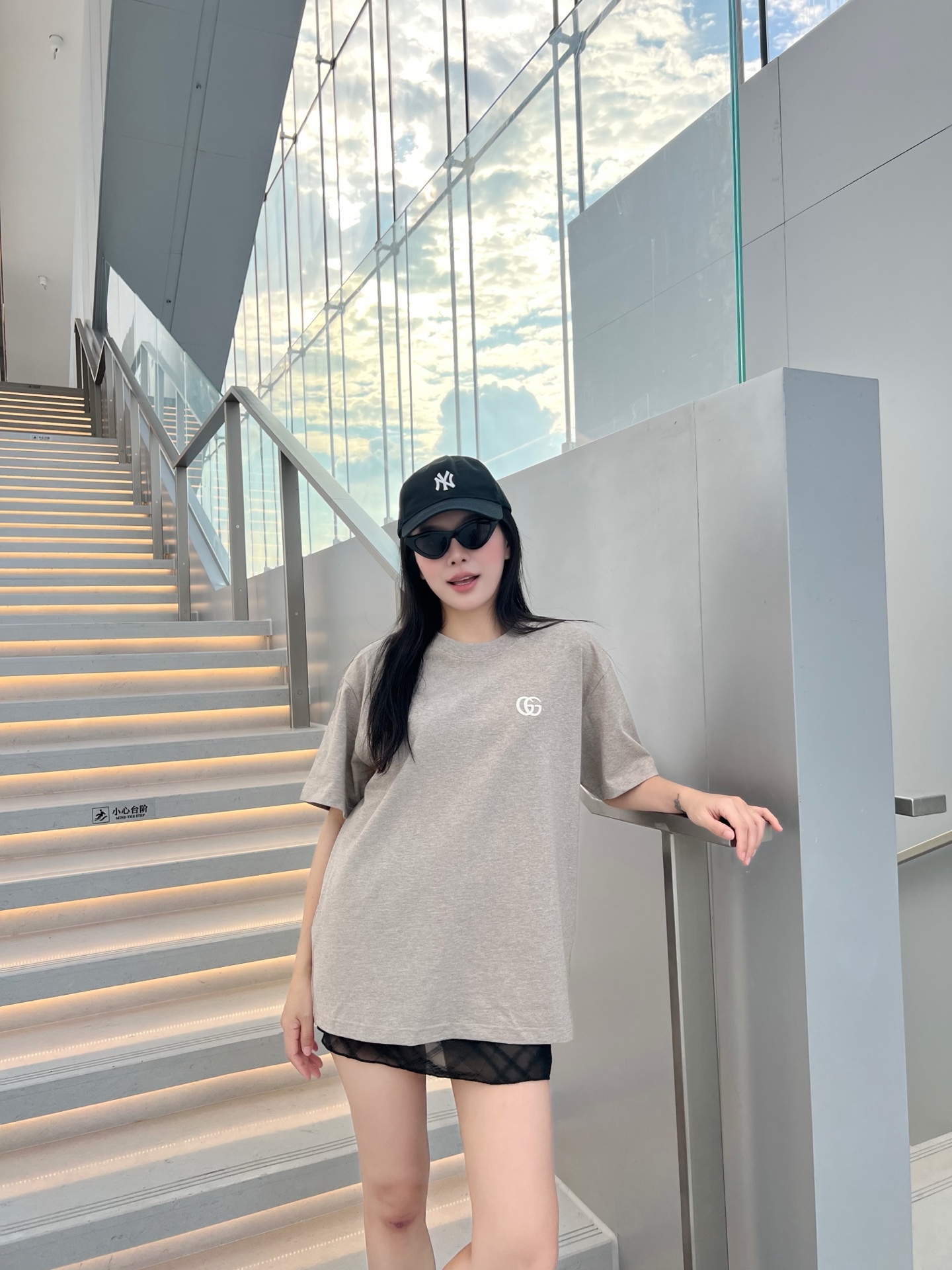 NO:511722,2025 Early Autumn Gu*ci GG embroidered short-sleeved T-shirt. The new beauty series is based on short T, ingeniously presented, embellishing the high-quality temperament of the new GG element. Imported Pima knitted cotton fabric is soft and delicate, more comfortable and breathable, with impeccable texture. The new gray surface features simple and unique charm. The OS version is more suitable for matching with various trendy and fashionable styles. The three-dimensional GG is made of digital machine embroidery technology, round and three-dimensional and beautiful, reflecting the exquisite and delicate craftsmanship, highlighting the freedom and eclectic trend of the 1990s and the charm of the brand style. Men and women's same style Color: gray Size: XS/S/M/L Data XS code: bust 106cm-shoulder width 49cm-coat length 68cm-sleeved length 22cm  S: bust 110cm-shoulder width 50cm-length 70cm-sleeve length 23cm M: bust 114cm-shoulder width 51cm-length 72cm-sleeve length 24cm L: bust 118cm-shoulder width 52cm-length 74cm-sleeve length 25cm, T-shirt,tees,t-shirt,alexander wang198609092025早秋Gu*ci GG刺绣标识短袖T恤 全新靓点系列基础短T,匠心呈现,点缀全新GG元素性的高品格气质. 进口Pima针织棉面料,松软细腻着身感更舒适透气,手感质感无可挑剔.新生灰面特色简洁而富有独特魅力.OS版型更为适合搭配各种潮流时尚造型. 立体型GG采用数械刺绣工艺打造,圆润立体格外美观,体现精致细腻的工艺感,突出90年代时尚潮流的自由不拘及品牌型格的魅力. 男女同款 颜色:灰色 尺码:XS/S/M/L 数据 XS码:胸围106cm-肩宽49cm-衣长68cm-袖长22cm S码:胸围110cm-肩宽50cm-衣长70cm-袖长23cm M码:胸围114cm-肩宽51cm-衣长72cm-袖长24cm L码:胸围118cm-肩宽52cm-衣长74cm-袖长25cm,,T-shirt,tees，t-shirt,alexander wang,Men's clothing