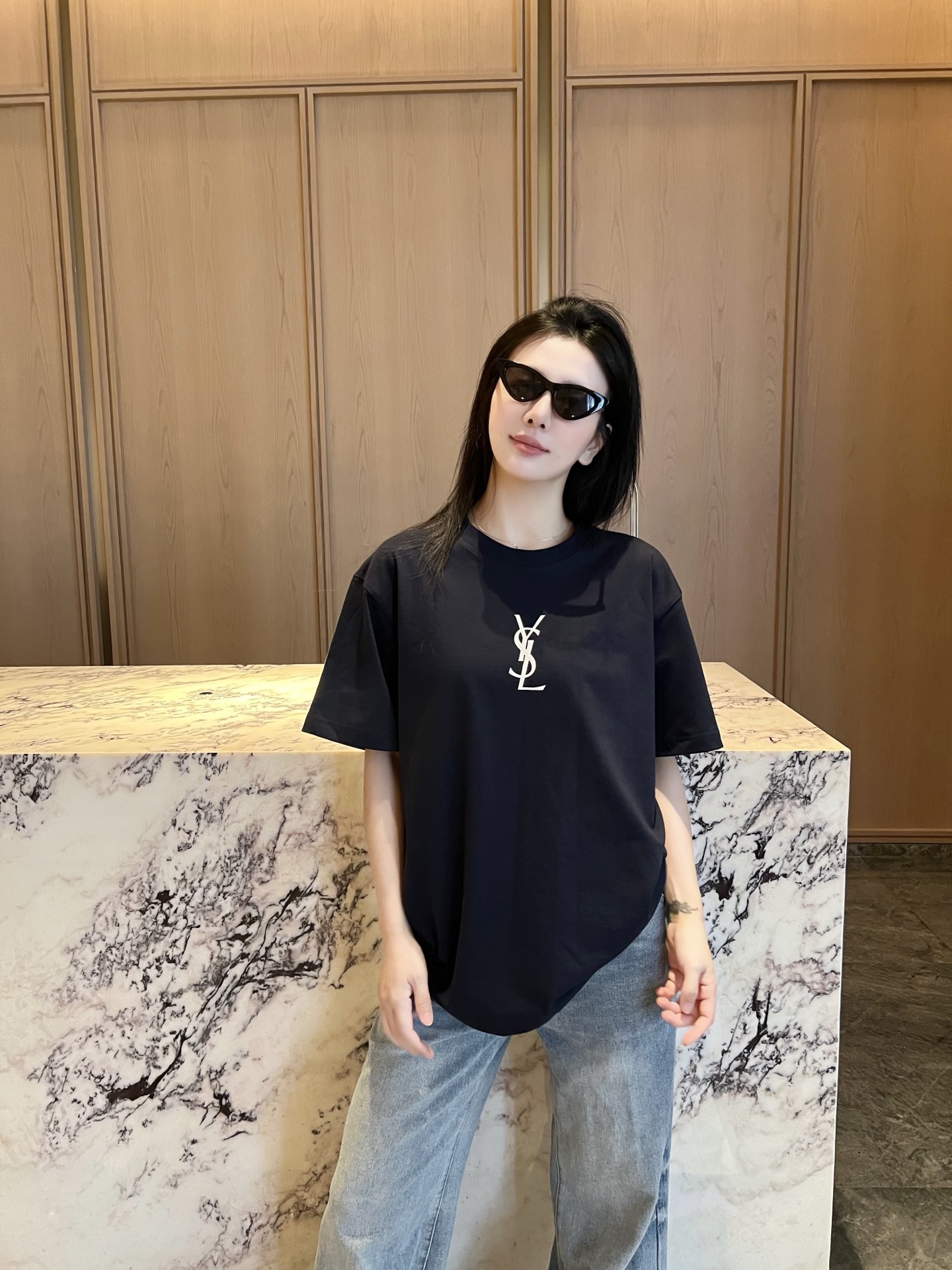 NO:495134,Early autumn Sa*nt La*r*nt Classic logo printed short-sleeved T-shirt. The dynamic simple short T-T, unique characteristics, neutral style cutting makes its unique simplicity and beauty. The customer-supplied fine cotton fabric shows perfect texture, comfortable and breathable, and is extremely excellent in the inner wear. The natural and old design of ready-to-wear and sharp cutting technology reveals the fashionable and handsome shape. The brand image is fine, and the hot melt adhesive paint printing technology makes the fine logo pattern texture lifelike, showing different levels of new artistic charm. The same style for men and women. Color: Navy blue Size: XS/S/M/L Data XS code: Bust 106cm-shoulder width 49cm-coat length 68cm-sleeved length 22cm  S: bust 110cm-shoulder width 50cm-length 70cm-sleeve length 23cm M: bust 114cm-shoulder width 51cm-length 72cm-sleeve length 24cm L: bust 118cm-shoulder width 52cm-length 74cm-sleeve length 25cm, T-shirt,tees,t-shirt,alexander wang19860909早秋Sa*nt La*r*nt 经典标识印花短袖T恤 活力的简约款短T,与众不同的特质,中性风裁剪成就了它独有的简洁美感. 客供细支棉面料展现完美的质感,舒适透气,单穿内搭都极为优异.成衣自然做旧设计搭配犀利的裁剪工艺让时髦利帅气的造型表露无遗. 品牌形象精细度Logo达到,热熔胶漆印花技术让精细的Logo图案质感做到了栩栩如生,展现不同层次的全新艺术魅力. 男女同款 颜色:藏蓝色 尺码:XS/S/M/L 数据 XS码:胸围106cm-肩宽49cm-衣长68cm-袖长22cm S码:胸围110cm-肩宽50cm-衣长70cm-袖长23cm M码:胸围114cm-肩宽51cm-衣长72cm-袖长24cm L码:胸围118cm-肩宽52cm-衣长74cm-袖长25cm,,T-shirt,tees，t-shirt,alexander wang,Men's clothing