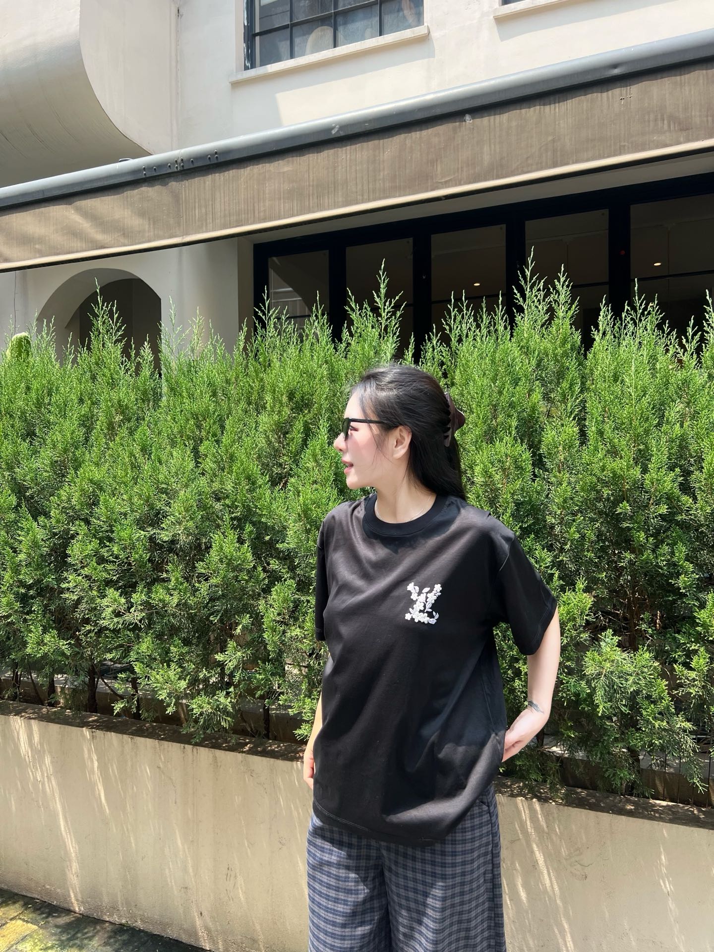 NO:513289,2025 Early Autumn Vu*t*on Paris Floral Printed Logo Short Sleeve T-shirt New Fashion Series Short T Reinterprets the Classic, Traditional Micro-loose Straight Cutting Style Creates a Casual Fashion. Imported Bamboo Knitted Cotton Fabric has smooth texture and a light and refreshing texture. The cutting process of both inside and outside is always maintained with a perfect shape. The tight rib knitted neckline design is a craft show with extremely high precision. The combination and superposition of elements is doubled to show the personality charm. Men and women's same style Color: Black Size: XS/S/M/L Data XS: Bust 106cm-shoulder width 49cm-shoulder length 67cm-sleeve length 21cm S: Bust 110cm-shoulder width 50cm-shoulder length 69cm-sleeve length 22cm  M size: bust 114cm-shoulder width 51cm-cloth 71cm-sleeve length 23cm L size: bust 118cm-shoulder width 52cm-cloth 73cm-sleeve length 24cm, T-shirt,tees,t-shirt,alexander wang198609092025早秋Vu*t*on Paris花卉印花标识短袖T恤 全新时尚系列短T重释经典,传统微宽松直裁版型打造休闲时尚. 进口竹节针织棉面料,手感质感顺滑细腻,轻薄透爽,内外兼具的裁剪工艺,时刻保持足够完美的造型. 严密罗纹针织领口设计层次分明,紧致工艺感十足.花卉压花标识实属工艺秀作,精细度极高.将元素的组合叠加感加倍展示彰显个性魅力. 男女同款 颜色:黑色 尺码:XS/S/M/L 数据 XS码:胸围106cm-肩宽49cm-衣长67cm-袖长21cm S码:胸围110cm-肩宽50cm-衣长69cm-袖长22cm M码:胸围114cm-肩宽51cm-衣长71cm-袖长23cm L码:胸围118cm-肩宽52cm-衣长73cm-袖长24cm,,T-shirt,tees，t-shirt,alexander wang,Men's clothing