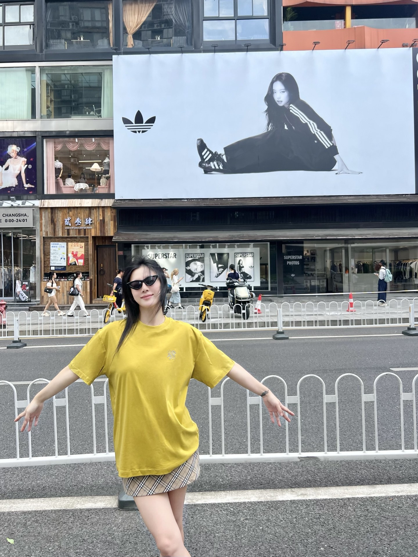 NO:505590,2025 Early Autumn Lo*we Anagram×On Joint Logo Printed Round Neck Short Sleeve T-shirt Deconstructionist aesthetic classic short T, classic renewal elements travel through the color maze. The super fashionable and simple style belongs to the holy product of single-wearing inner wear. Customers provide ultra-fine knitted thin cotton to carry the soul of high-end fashion, comfortable to wear and absorb moisture and breathable, soft and delicate texture, loyal to the authentic life metaphor. Co-branded three-dimensional letter logo print Anagram-'Bowtie' pattern uses three-dimensional line pressing glue to reconstruct the visual language, smooth and thick. Anagram is not just a sign, it is the light trace left by the wearer in the city. Men and women's same style Color: lemon yellow Size: XS/S/M/L Data XS code: bust 106cm-shoulder width 50cm-coat length 68cm-sleeved length 22cm  S: bust 110cm-shoulder width 51cm-cloth 70cm-sleeved length 23cm M: bust 114cm-shoulder width 52cm-clothed length 72cm-sleeved length 24cm L: bust 118cm-shoulder width 53cm-clothed length 74cm-sleeved length 25cm, T-shirt,tees,t-shirt,alexander wang198609092025早秋Lo*we Anagram×On联名标识印花圆领短袖T恤 解构主义美学经典短T,经典焕新元素穿行于色彩迷宫.超时髦的精简款属于单穿内搭的圣品. 客供超细针织薄棉承载高级时装灵魂,穿着舒适吸湿透气,手感质感柔软细腻忠于细节本真的生活隐喻. 联名立体字母标识印花Anagram-“蝴蝶结”图案采用立体线条压胶重构视觉语言,圆滑厚实.Anagram不只是一个标志,是穿着者在城市中留下的光迹. 男女同款 颜色:柠黄色 尺码:XS/S/M/L 数据 XS码:胸围106cm-肩宽50cm-衣长68cm-袖长22cm S码:胸围110cm-肩宽51cm-衣长70cm-袖长23cm M码:胸围114cm-肩宽52cm-衣长72cm-袖长24cm L码:胸围118cm-肩宽53cm-衣长74cm-袖长25cm,,T-shirt,tees，t-shirt,alexander wang,Men's clothing