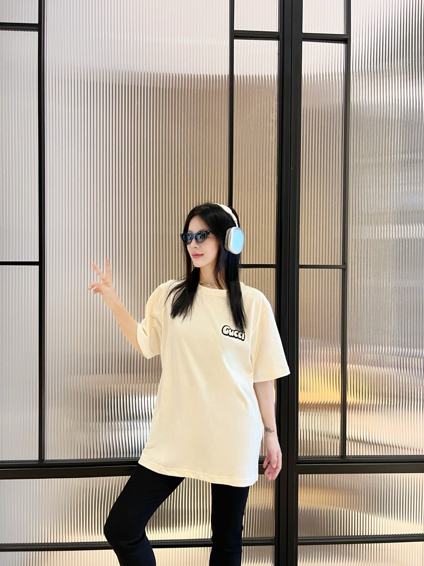 NO:505588,2025 Early Autumn Gu*ci Embroidered Flocking Letter Logo Short-sleeved T-shirt Classic logo has super invincible charm, high-energy and practical wear. It is suitable for wearing inside alone... Customer-supplied knitted cotton fabrics, knitted micro-dense equipment production ensures the cutting shape and characteristics of the product. It is thick, soft and breathable, delicate in the hand, and has a soft and glutinous drapery. The new embroidered letter badge logo uses three-dimensional flocking and wool craftsmanship, which is strong in three-dimensional, round and full to show the fashionable and luxurious atmosphere, and ultimately interprets the simple and fashionable charm. Men and women's same style Color: milky white Size: XS/S/M/L Data XS code: bust 114cm-shoulder width 46cm-shoulder length 71cm-sleeved length 25cm S code: bust 118cm-shoulder width 47cm-shoulder length 73cm-sleeved length 26cm  M size: bust 122cm-shoulder width 48cm-cloth 75cm-sleeve length 27cm L size: bust 126cm-shoulder width 49cm-cloth 77cm-sleeve length 28cm, T-shirt,tees,t-shirt,alexander wang198609092025早秋Gu*ci 刺绣植绒字母标识短袖T恤 经典标识具备超级无敌魅力,高能实穿.单穿内搭皆宜…. 客供针织棉面料,针织微密型器械制作保证了产品的裁剪造型和特色.厚实柔软透气,手感细腻,垂感十足软糯相宜. 全新刺绣字母徽章Logo运用立体植绒拉毛工艺处理,立体感强,圆润饱满彰显时尚奢华气息,极致演绎简约时尚魅力. 男女同款 颜色:乳白色 尺码:XS/S/M/L 数据 XS码:胸围114cm-肩宽46cm-衣长71cm-袖长25cm S码:胸围118cm-肩宽47cm-衣长73cm-袖长26cm M码:胸围122cm-肩宽48cm-衣长75cm-袖长27cm L码:胸围126cm-肩宽49cm-衣长77cm-袖长28cm,,T-shirt,tees，t-shirt,alexander wang,Men's clothing