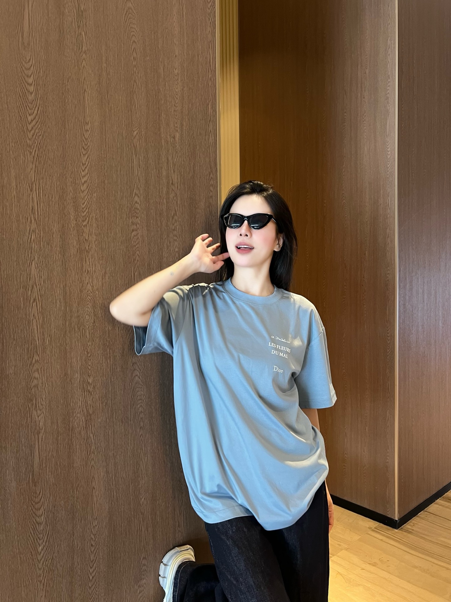 NO:513293,2025 Early Autumn Di*r paris slogan badge printed short-sleeved T-shirt, fashionable and eye-catching T-shirt, classic slightly loose straight cut and cast unique styling charm. Simple and beautiful design... Flat-line fine velvet knitted cotton fabric, high-density woven craftsmanship makes the texture lighter, soft, tight and comfortable like cotton woven. The new slogan letter logo badge adds ingenious style, and the advanced embroidery craft logo paired with three-dimensional offset printing combines retro style and modern style. Micro OS cut outlines are very modern, reflecting the perfect grasp of sports tone, with a high precision. Men and women's same style Color: blue Size: XS/S/M/L Data XS code: bust 106cm-shoulder width 50cm-clothes length 68cm-sleeved length 22cm  S: bust 110cm-shoulder width 51cm-cloth 70cm-sleeved length 23cm M: bust 114cm-shoulder width 52cm-clothed length 72cm-sleeved length 24cm L: bust 118cm-shoulder width 53cm-clothed length 74cm-sleeved length 25cm, T-shirt,tees,t-shirt,alexander wang198609092025早秋Di*r paris标语徽章印花短袖T恤 时尚吸睛款T恤,经典微宽松直筒裁剪铸就独特造型魅力.简约美感设计… 平纹细绒针织棉面料,高密度机织工艺让质感更轻盈,如棉絮般柔软紧致舒适. 全新标语字母Logo徽章平添匠心风格,先进的刺绣工艺标识搭配立体胶印兼有复古格调与摩登风情. 微OS型裁勾勒极富摩登气质,体现运动腔调十足完美的拿捏,精细度高达. 男女同款 颜色:蓝色 尺码:XS/S/M/L 数据 XS码:胸围106cm-肩宽50cm-衣长68cm-袖长22cm S码:胸围110cm-肩宽51cm-衣长70cm-袖长23cm M码:胸围114cm-肩宽52cm-衣长72cm-袖长24cm L码:胸围118cm-肩宽53cm-衣长74cm-袖长25cm,,T-shirt,tees，t-shirt,alexander wang,Men's clothing