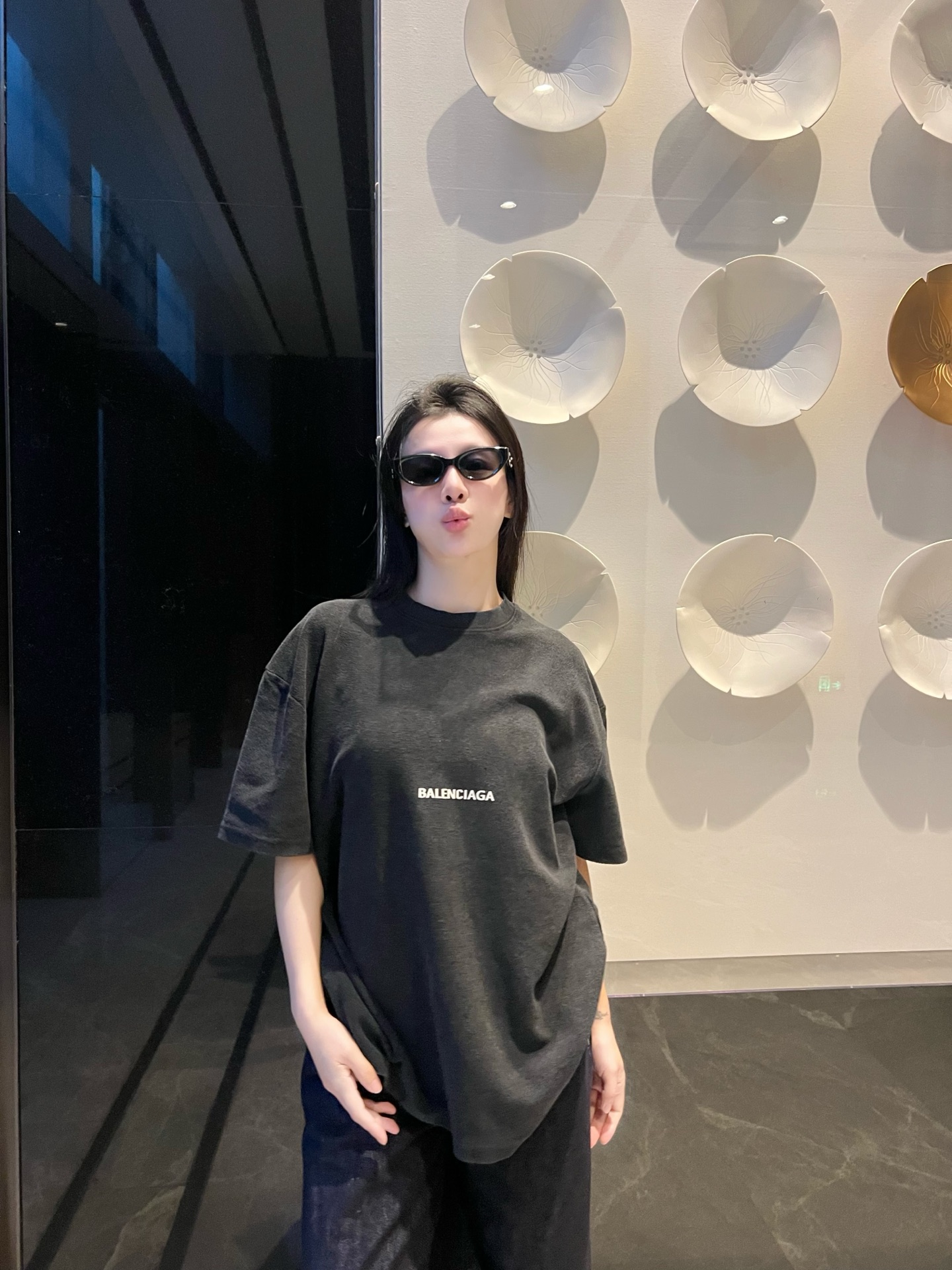 NO:513295,2025 Early Autumn Ba*en*iaga logo letter printed towel short-sleeved T-shirt. The simplified charm lies in creating a luxurious fashion, freely matching and feeling the unique temperament of a new style and illuminating leisure time. Imported imitation cotton wool ring cloth uses flat wool brushing to create delicate textures. The smooth knitted structure has an excellent towel surface, and the process is extremely unique and complex. The feel is soft and delicate on the upper body is comfortable and breathable. The letter logo blessing design is completely renewed without deliberate explanation, and the neat and symmetrical texture is very different from traditional offset printing patterns. Men and women's same style Color: Black Size: S/M/L Data S: Bust 118cm-shoulder width 58cm-shoulder length 72cm-sleeved length 23cm M: Bust 122cm-shoulder width 59cm-sleeved length 74cm-sleeved length 24cm  Size L: bust 126cm-shoulder width 60cm-clothes length 76cm-sleeve length 25cm, T-shirt,tees, t-shirt,alexander wang198609092025早秋Ba*en*iaga标识字母印花毛巾料短袖T恤 精简魅力在于创造奢华感的时尚,随意搭配感受全新风格独特气质,点亮悠闲时光. 进口精仿棉纱毛圈布,运用平织拉绒的手法制作细腻纹理.平顺的针织构造优越的毛巾面,流程极其独特复杂.手感柔软细腻上身舒适透气. 字母标识加持设计焕然一新无需刻意去解释,工整对称质感十足区别传统胶印图案. 男女同款 颜色:黑色 尺码:S/M/L 数据 S码:胸围118cm-肩宽58cm-衣长72cm-袖长23cm M码:胸围122cm-肩宽59cm-衣长74cm-袖长24cm L码:胸围126cm-肩宽60cm-衣长76cm-袖长25cm,,T-shirt,tees，t-shirt,alexander wang,Men's clothing