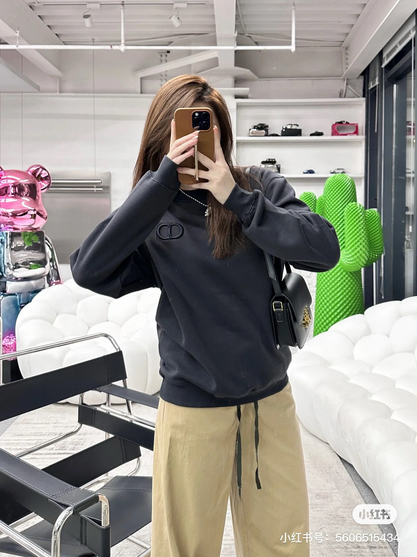 NO:530090,2025 Autumn and Winter CD Icon embroidery badge round neck sweater A simple but refined style classic sweater. Rib knitted neckline, bottom hem and cuffs create the best product for modern and elegant shape. Customer-supplied high-end knitted fine velvet cotton fabric, and mini-knitted mini-knit ensures the cutting shape and characteristics of the product. The inner part of the autumn and winter new style comes with a thin velvet layer to keep warm and comfortable, soft and delicate, and has a trendy and fashionable charm. The chest thorns are equipped with CD badge logos, imported machine embroidery technology and hand-thorn seam butt design, the three-dimensional sense of the letters is eye-catching, and the thickness is evenly wrapped very solidly. Men and women's same style Color: black/white/gray/navy/khaki/blue Size: S/M/L/XL/XXL Data  S: Bust 108cm-shoulder width 46cm-length 69cm-sleeve length 66cm M: Bust 112cm-shoulder width 48cm-length 71cm-sleeve length 68cm L: Bust 116cm-shoulder width 50cm-length 73cm-sleeve length 69cm XL: Bust 120cm-shoulder width 52cm-length 75cm-sleeve length 70cm XXL: Bust 124cm-shoulder width 54cm-length 77cm-sleeve length 71cm, hoodie, sweatshirts, alexander wang198609092025秋冬CD Icon刺绣标识徽章套头圆领卫衣 简约而不失精炼风范的经典款卫衣.罗纹针织领口,底摆,袖口缔造现代优雅造型的最佳单品. 客供高级针织细绒棉面料,数械微密针织保证了产品的裁剪造型和特色. 秋冬新款内里附带薄绒层保暖舒适,柔软细腻兼具潮流时尚魅力. 胸前刺配CD徽章标识,进口机绣工艺与手工刺缝对接设计,字母的线条立体感丝丝入目,粗细均匀裹满非常扎实. 男女同款 颜色:黑色/白色/灰色/藏蓝色/卡其色/蓝色 尺码:S/M/L/XL/XXL 数据 S码:胸围108cm-肩宽46cm-衣长69cm-袖长66cm M码:胸围112cm-肩宽48cm-衣长71cm-袖长68cm L码:胸围116cm-肩宽50cm-衣长73cm-袖长69cm XL码:胸围120cm-肩宽52cm-衣长75cm-袖长70cm XXL码:胸围124cm-肩宽54cm-衣长77cm-袖长71cm,,hoodie,sweatshirts,alexander wang,Men's clothing