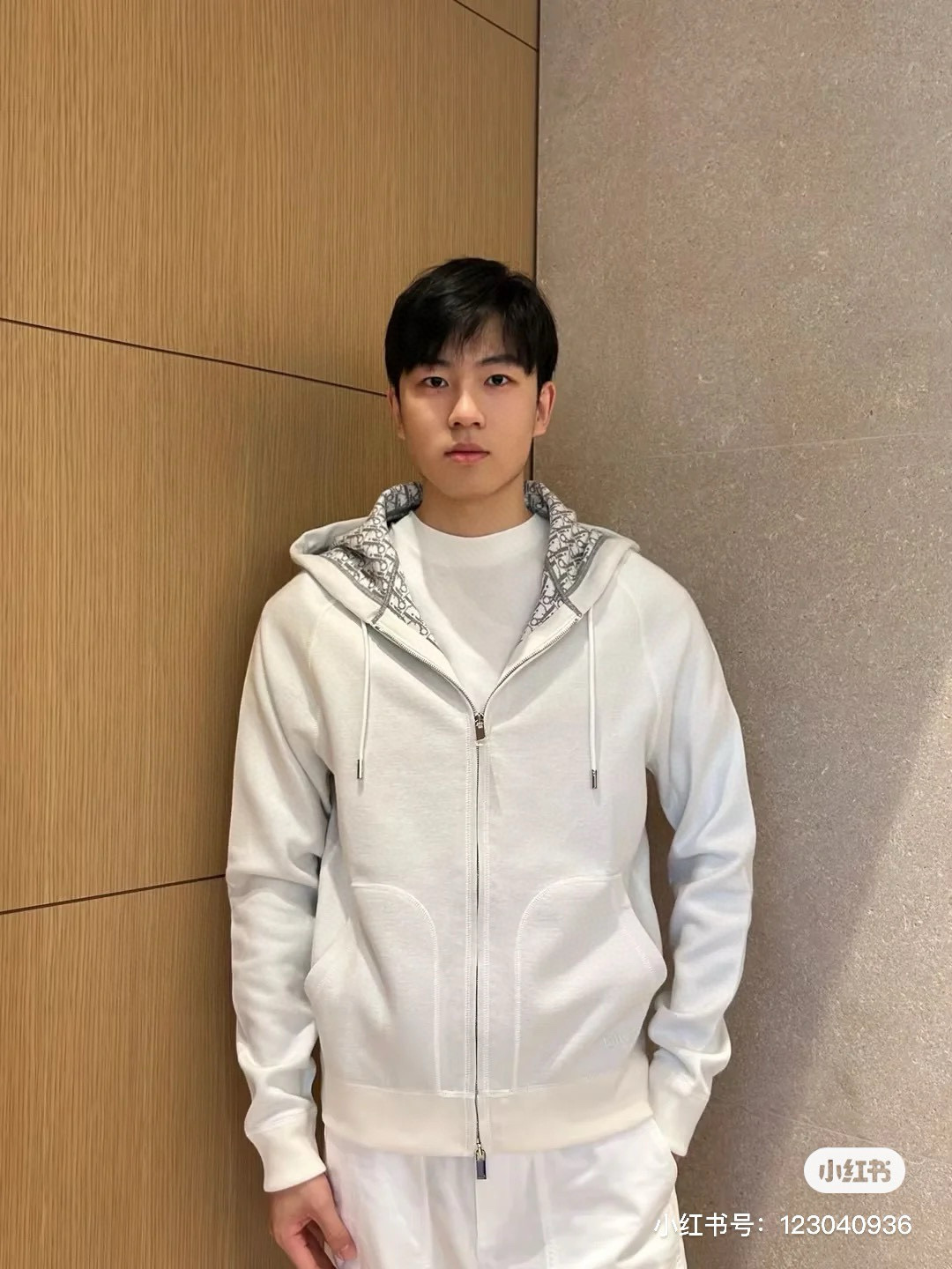 NO:530075,Jackets, trousers, autumn and winter Di*r Oblique embroidered logo hooded sweatshirt jacket, Oblique sports casual sweatpants (split and buy only) streamlined Oblique elements fusion design, conventional straight-cut design, and stylish style. High-end knitted cashmere cotton blend fabric, the overall fabric is thick and textured, making process more exquisite. The delicate wool is more breathable, comfortable, warm but not stuffy. Kangaroo pocket design chiseled metal double-head zipper is full of sunshine and vitality, and the embroidered logo at the hem highlights the brand's characteristics. The inside and outside are smooth and subtle and flawless. The upper and lower pieces are made of Oblique printed design to push the shape to the perfect edge. It is more exquisite when paired with pants. T-shirts, shirts... irresistible charm. Men and women's same color: gray  Size: S/M/L/XL/XXL Data Top Size: Bust 100cm-Length 67cm-Shoulder sleeves 79cm M Size: Bust 104cm-Length 69cm-Shoulder sleeves 80cm L Size: Bust 108cm-Length 71cm-Shoulder sleeves 81cm XL Size: Bust 112cm-Length 73cm-Shoulder sleeves 82cm XXL Size: Bust 116cm-Length 75cm-Shoulder sleeves 83cm Pants Size: Waist 74cm-Length 60cm-Crotch position 33cm-Trouser length 100cm M Size: Waist 78cm-Length 62cm-Crotch position 34cm-Trouser length 101cm  Size L: Waist circumference 82cm - Leg circumference 64cm - Crotch position 35cm - Trouser length 102cm XL: Waist circumference 86cm - Leg circumference 66cm - Crotch position 36cm - Trouser length 103cm XXL: Waist circumference 90cm - Leg circumference 68cm - Crotch position 37cm - Trouser length 104cm, hoodie, sweatshirts, jackets & coats, jackets & coats,shirts,tees, t-shirt,hats,alexander wang19860909外套 裤子 秋冬Di*r Oblique刺绣标识连帽卫衣夹克外套Oblique运动休闲卫裤 (拆分单买)精简Oblique元素融合设计,常规直裁设计裁剪,兼具个性时尚范儿. 高级针织山羊绒棉质混纺面料,整体面料厚实有质感制做工艺更为讲究.细腻的毛料更为透气舒适保暖却不闷热. 袋鼠式口袋设计凿刻型金属双头拉链充满阳光活力,下摆刺绣标识彰显品牌特色.内外走线平整细微无瑕疵. 上下装内里均采用Oblique印花设计将型色推向完美边缘.搭配裤装穿着更为精致造型.内搭T恤,衬衫...无以抗拒的魅力. 男女同款 颜色:灰色 尺码:S/M/L/XL/XXL 数据 上衣 S码:胸围100cm-衣长67cm-肩连袖79cm M码:胸围104cm-衣长69cm-肩连袖80cm L码:胸围108cm-衣长71cm-肩连袖81cm XL码:胸围112cm-衣长73cm-肩连袖82cm XXL码:胸围116cm-衣长75cm-肩连袖83cm 裤装 S码:腰围74cm-腿围60cm-裆位33cm-裤长100cm M码:腰围78cm-腿围62cm-裆位34cm-裤长101cm L码:腰围82cm-腿围64cm-裆位35cm-裤长102cm XL码:腰围86cm-腿围66cm-裆位36cm-裤长103cm XXL码:腰围90cm-腿围68cm-裆位37cm-裤长104cm,,hoodie,sweatshirts,jackets & coats,jackets & coats,shirts,tees，t-shirt,hats,alexander wang,Men's clothing