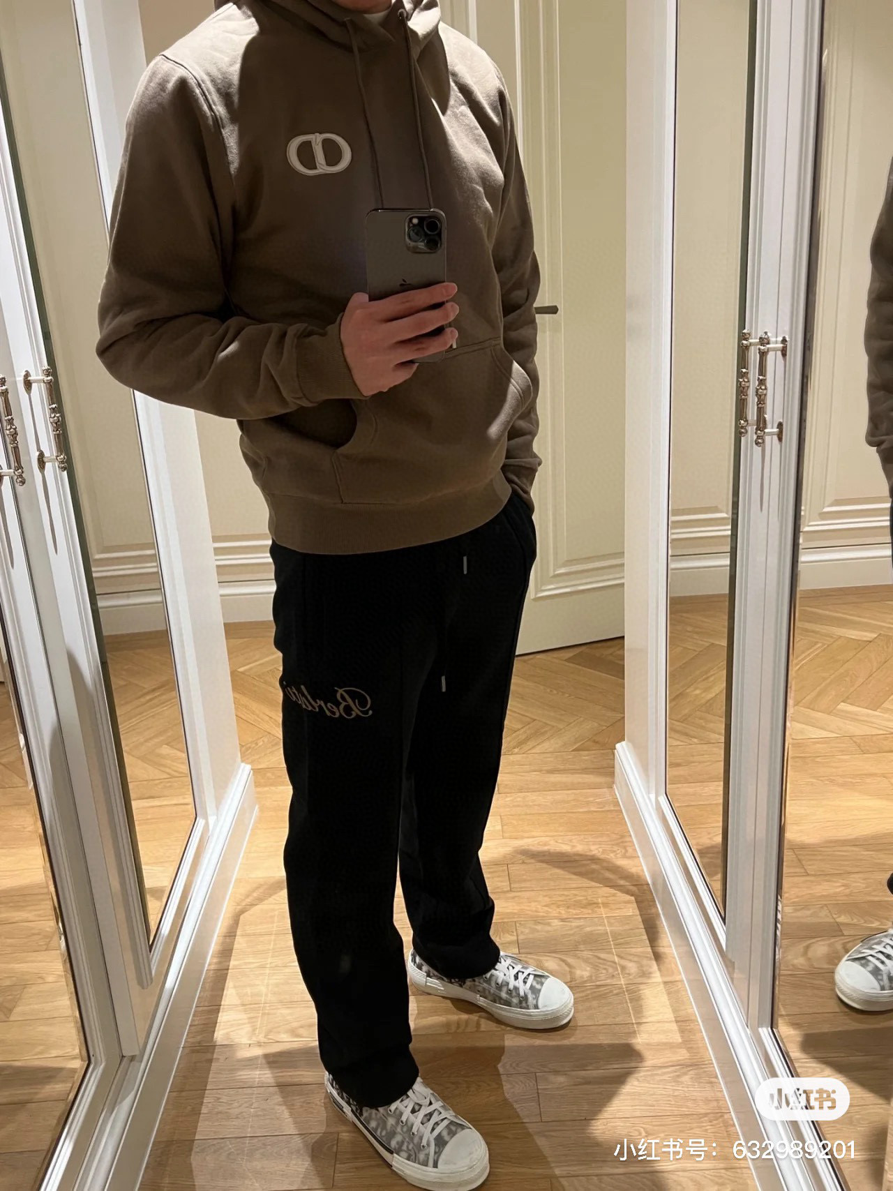 NO:530091,2025 Autumn and Winter CD Icon three-dimensional embroidered badge hooded sweatshirt is a simple but refined style sweatshirt. It creates the best item for modern and elegant shapes. Knitted wool cotton fabric, made with advanced knitted micro-dense equipment, ensures the cutting shape and characteristics of the product, breathable and comfortable, soft and delicate, and has a trendy and fashionable charm. The chest thorns and CD badges reflect the perfect design created by the brand. The collision of imported machine embroidery craftsmanship and hand-thorned seams makes the lines of letters look three-dimensional, and the thickness is evenly wrapped in very solid shape. The neatness and density belongs to the 'copper wall and iron wall'. The front kangaroo pocket design has a new color tone that allows the overall simple and fashionable brilliance. The new look freely conveys the designer's creativity. Men and women's same color: black/white/gray/navy/blue  Size: S/M/L/XL/XXL Data S code: bust 106cm-shoulder width 47cm-length 67cm-sleeve length 66cm M code: bust 110cm-shoulder width 49cm-length 69cm-sleeve length 67cm L code: bust 114cm-shoulder width 51cm-length 71cm-sleeve length 68cm XL code: bust 118cm-shoulder width 53cm-sleeve length 73cm-sleeve length 69cm XXL code: bust 122cm-shoulder width 55cm-sleeve length 75cm-sleeve length 70cm, hoodie, sweatshirts, hats, alexander wang198609092025秋冬CD Icon立体刺绣徽章连帽卫衣 简约而不失精炼风范的卫衣.缔造现代优雅造型的最佳单品. 针织薄绒棉面料,运用先进的针织微密型器械制作保证了产品的裁剪造型和特色,透气舒适,手感柔软细腻兼具潮流时尚魅力. 胸前刺配CD徽章体现品牌造就的完美设计.进口机绣工艺与手工刺缝的碰撞让字母的线条立体感丝丝入目,粗细均匀裹满非常扎实.整齐度密度隶属“铜墙铁壁”. 正面袋鼠式口袋设计全新色调让整体绽放简约感的时尚光彩.全新面貌无拘无束地传达了设计师的巧创意. 男女同款 颜色:黑色/白色/灰色/藏蓝色/咖色/蓝色 尺码:S/M/L/XL/XXL 数据 S码:胸围106cm-肩宽47cm-衣长67cm-袖长66cm M码:胸围110cm-肩宽49cm-衣长69cm-袖长67cm L码:胸围114cm-肩宽51cm-衣长71cm-袖长68cm XL码:胸围118cm-肩宽53cm-衣长73cm-袖长69cm XXL码:胸围122cm-肩宽55cm-衣长75cm-袖长70cm,,hoodie,sweatshirts,hats,alexander wang,Men's clothing