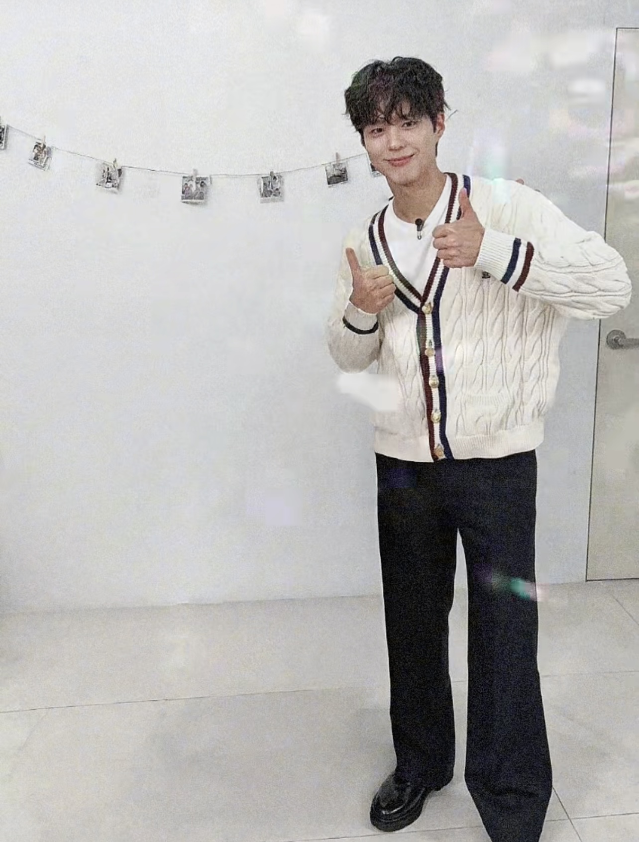 NO:530077,2025 Autumn and Winter Ce*ine Paris Triomphe embroidery logo knitted V-neck sweater cardigan jacket campus trendy popular element cardigan, cut style further pushes the span of fashion and casual to the world. Native cotton wool blended material, Stoll CNC rod twisted flower knitted. The delicate soft feel and texture are better than traditional sweaters. The texture and neat texture are clear at a glance. Comfortable and warm... Triomphe embroidery logo twisted flower knitted design, refreshing and powerful design, golden ball buttons show the brand image culture, and the chic and free contour feel is the most perfect expression, highlighting the charm value. Men and women same style Color: White Size: S/M/L/XL Data S S: Bust 114cm-shoulder width 50cm-shoulder length 68cm-sleeved length 57cm  M size: bust 118cm-shoulder width 52cm-coat length 69cm-sleeve length 58cm L size: bust 122cm-shoulder width 54cm-coat length 70cm-sleeve length 59cm XL size: bust 126cm-shoulder width 56cm-coat length 71cm-sleeve length 60cm, Jackets & coats, sweaters, alexander wang198609092025秋冬Ce*ine Paris Triomphe刺绣标识针织V领毛衣开衫外套 校园风趋势性的流行元素开衫,裁剪造型将潮流时尚休闲的跨度进一步推向全球. 原生棉质羊毛混纺材质,Stoll数控棒扭花针织制.细腻的绵软手感及质感更是优于传统毛衫.质感及工整的肌理一览无余.舒适保暖兼具… Triomphe 刺绣Logo标识扭花针织设计,刷新强悍设计感,金色球型纽扣彰显品牌形象文化,潇洒自如的轮廓感得到了最完美的表现,凸显魅力价值. 男女同款 颜色:白色 尺码:S/M/L/XL 数据 S码:胸围114cm-肩宽50cm-衣长68cm-袖长57cm M码:胸围118cm-肩宽52cm-衣长69cm-袖长58cm L码:胸围122cm-肩宽54cm-衣长70cm-袖长59cm XL码:胸围126cm-肩宽56cm-衣长71cm-袖长60cm,,jackets & coats,sweaters,alexander wang,Men's clothing