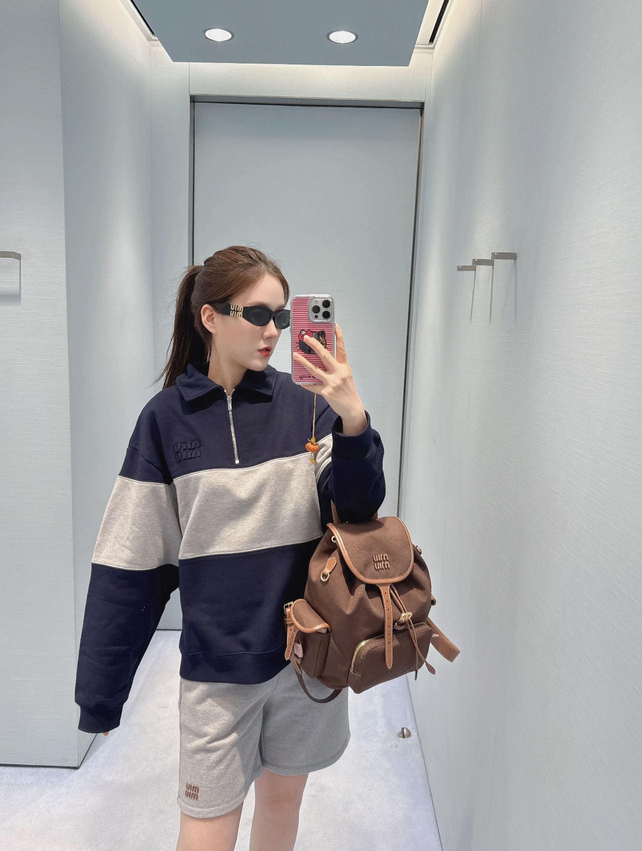 NO:530071,Autumn and winter M*u miu embroidered badge logo Polo sports sweatshirt Fashion eye-catching long-sleeved Polo shirt, fashionable silhouette OS cut to create a unique styling charm. Simple and beautiful design... High-craft knitted cotton fabric, gentle and comfortable. High-density woven craftsmanship makes the texture lighter, soft and tight and comfortable like cotton. Zipper half lace paired with embroidered logo appliqués add ingenious style, contrasting color splicing design combines retro academy style and modern style. The micro loose cut outlines the modern temperament, natural old-fashioned details, releasing the street atmosphere reflects a new alternative sports tone, with a high precision. Men and women same style Color: Navy blue Size: S/M/L/XL/XXL Data S code: Bust 112cm-shoulder width 57cm-sleeved length 59cm  M size: bust 116cm-shoulder width 58cm-length 69cm-sleeve length 60cm L size: bust 120cm-shoulder width 59cm-length 71cm-sleeve length 61cm XL size: bust 124cm-shoulder width 60cm-length 73cm-sleeve length 62cm XXL size: bust 128cm-shoulder width 61cm-length 75cm-sleeve length 63cm, miumiu, hoodie, sweatshirts, alexander wang19860909秋冬M*u miu刺绣徽章标识Polo运动卫衣 时尚吸睛款长袖Polo衫,时尚廓形OS裁剪铸就独特造型魅力.简约美感设计… 高工艺针织棉面料,轻柔舒适.高密度机织工艺让质感更轻盈,如棉絮般柔软紧致舒适. 拉链半襟搭配刺绣徽标贴花平添匠心风格,撞色拼接设计兼有复古学院格调与摩登风情. 微宽松型裁勾勒极富摩登气质,自然做旧磨破细节,释放街头气息体现全新另类运动腔调,精细度高达. 男女同款 颜色:藏蓝色 尺码:S/M/L/XL/XXL 数据 S码:胸围112cm-肩宽57cm-衣长67cm-袖长59cm M码:胸围116cm-肩宽58cm-衣长69cm-袖长60cm L码:胸围120cm-肩宽59cm-衣长71cm-袖长61cm XL码:胸围124cm-肩宽60cm-衣长73cm-袖长62cm XXL码:胸围128cm-肩宽61cm-衣长75cm-袖长63cm,,miumiu,hoodie,sweatshirts,alexander wang,Men's clothing