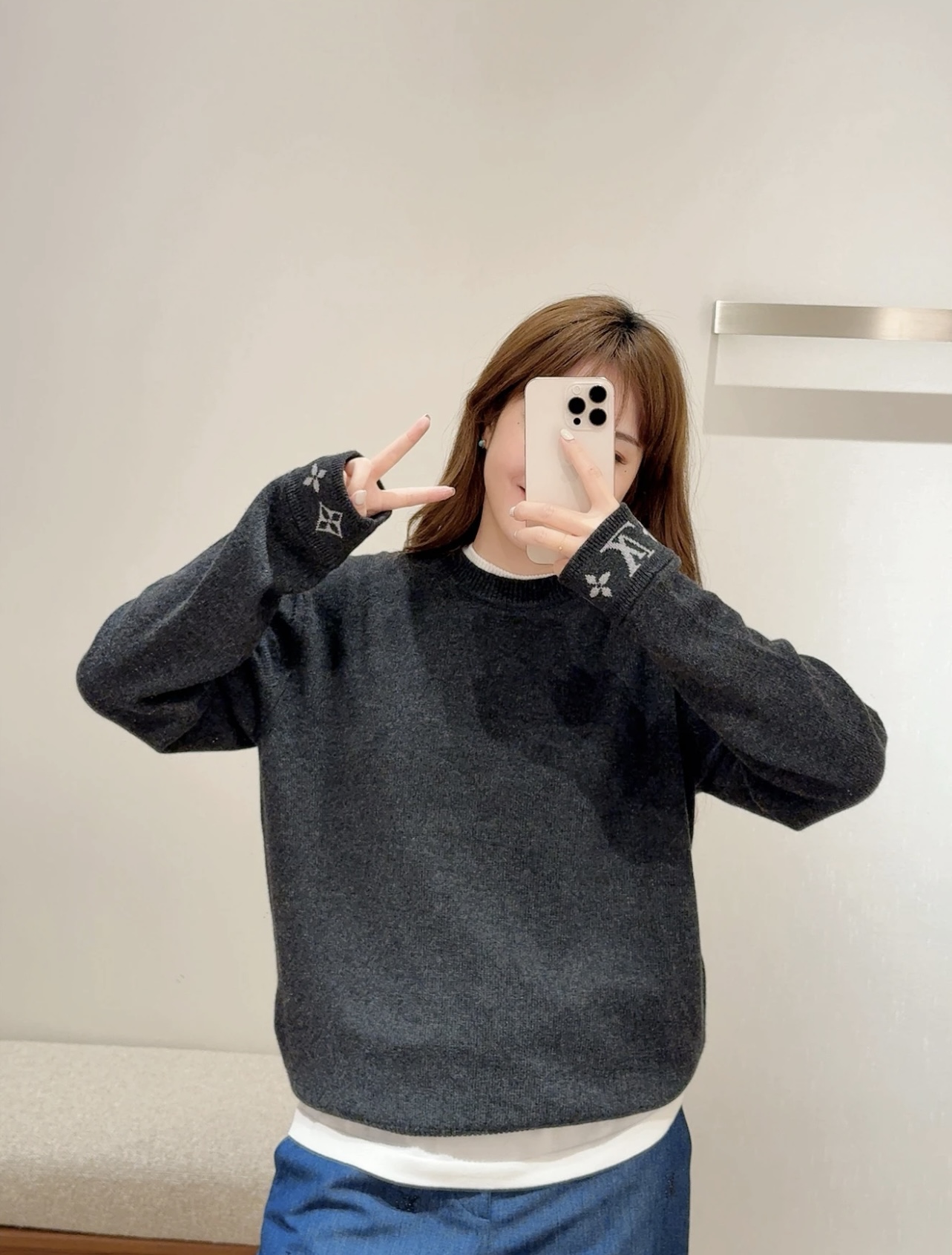 NO:530073,Autumn and winter Monogram inlay logo round neck knit sweater. The fusion design of Monogram elements is simple and fashionable. Customers provide wool fiber blend fabrics, the overall fabric is thick and textured, and the making process is more exquisite. The delicate wool is more breathable, comfortable, warm but not stuffy. The cuffs are embellished with Monogram jacquard design pushes the shape to the perfect edge. It is more exquisite in pairs with trousers. Wear T-shirts, shirts... irresistible charm. Men and women's same style. Color: gray. Size: S/M/L/XL/XXL. Data S: Bust 112cm-shoulder width 44cm-shoulder length 66cm-sleeve length 59cm M: Bust 116cm-shoulder width 45cm-shoulder length 68cm-sleeve length 60cm  Size L: bust 120cm-shoulder width 46cm-cloth 70cm-sleeved length 61cm XL: bust 124cm-shoulder width 47cm-clothed length 72cm-sleeved length 62cm XXL: bust 128cm-shoulder width 48cm-clothed length 74cm-sleeved length 63cm, sweaters,shirts,tees,t-shirt,alexander wang19860909秋冬Monogram嵌花标识圆领针织毛衣 精简时尚Monogram元素融合设计兼具个性时尚范儿. 客供绵羊毛纤维混纺面料,整体面料厚实有质感制做工艺更为讲究.细腻的毛料更为透气舒适保暖却不闷热. 袖口点缀Monogram提花设计将型色推向完美边缘.搭配裤装穿着更为精致造型.内搭T恤,衬衫...无以抗拒的魅力. 男女同款 颜色:灰色 尺码:S/M/L/XL/XXL 数据 S码:胸围112cm-肩宽44cm-衣长66cm-袖长59cm M码:胸围116cm-肩宽45cm-衣长68cm-袖长60cm L码:胸围120cm-肩宽46cm-衣长70cm-袖长61cm XL码:胸围124cm-肩宽47cm-衣长72cm-袖长62cm XXL码:胸围128cm-肩宽48cm-衣长74cm-袖长63cm,,sweaters,shirts,tees，t-shirt,alexander wang,Men's clothing