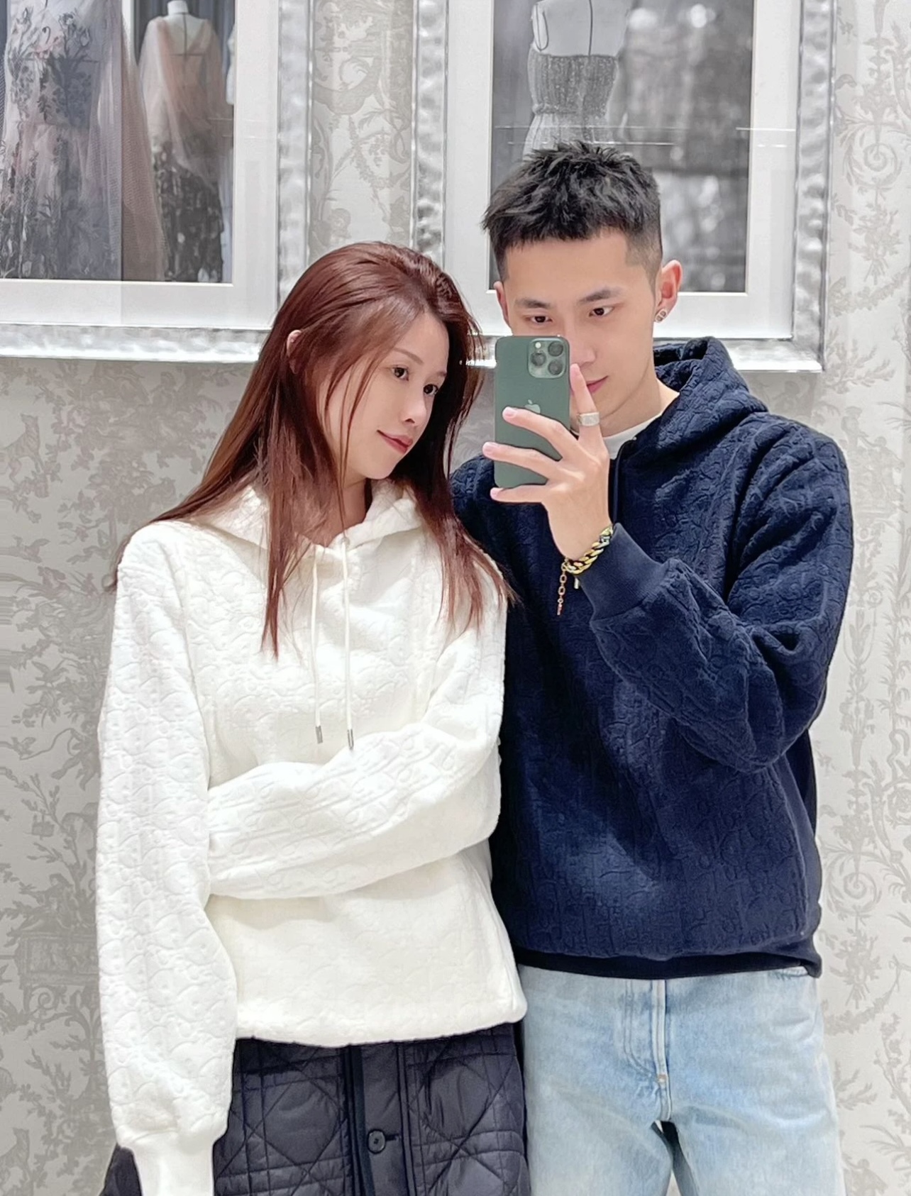 NO:530081,2025 Autumn and Winter Di*r Oblique Jacquard Sports Hoodie Sweater is designed with the most outstanding brand icon pattern as the highlight, and exquisite craftsmanship and technology have made the most popular and trendy icon... The fine imitation cotton yarn is difficult to make with flat weaving and cutting velvet technique, and the inner suede layer is neat and detailed, and the knitted structure is extremely unique and complex. It is soft, delicate, comfortable and breathable. The Oblique three-dimensional jacquard technology is made of instrument stamping carving, and the concave and convex three-dimensional feeling presents an extraordinary texture. OS loose cut and drawstring hood design is also an excellent and pleasing beautiful styling item. The same style for men and women. Color: white/black/navy blue Size: S/M/L/XL/XXL Data S code: bust 114cm-shoulder width 50cm-shoulder length 69cm-sleeved length 65cm  M size: bust 118cm-shoulder width 51cm-length 71cm-sleeve length 66cm L size: bust 122cm-shoulder width 52cm-sleeve length 73cm-sleeve length 67cm XL size: bust 126cm-shoulder width 53cm-sleeve length 75cm-sleeve length 68cm XXL size: bust 130cm-shoulder width 54cm-sleeve length 77cm-sleeve length 69cm, hoodie, sweatshirts, hats, alexander wang198609092025秋冬Di*r Oblique提花运动连帽卫衣 以最卓越的品牌标志性花纹为设计靓点,精湛的工艺技术成就最火最潮的icon... 精仿棉纱运用平织割绒的手法艰难制作,内里加绒面层铺衬工整细致,针织构造工艺极其独特复杂.柔软细腻舒适透气. Oblique立体提花工艺采用器械冲压式雕花制作而成,凹凸有致的立体感呈现不一般的质感. OS宽松型裁搭配抽绳连帽设计同样是出色养眼的靓丽造型单品. 男女同款.颜色:白色/黑色/藏蓝色 尺码:S/M/L/XL/XXL 数据 S码:胸围114cm-肩宽50cm-衣长69cm-袖长65cm M码:胸围118cm-肩宽51cm-衣长71cm-袖长66cm L码:胸围122cm-肩宽52cm-衣长73cm-袖长67cm XL码:胸围126cm-肩宽53cm-衣长75cm-袖长68cm XXL码:胸围130cm-肩宽54cm-衣长77cm-袖长69cm,,hoodie,sweatshirts,hats,alexander wang,Men's clothing