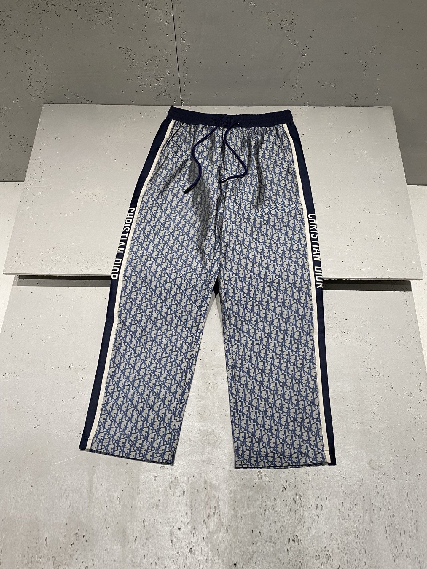 NO:523624,2025 Autumn and Winter Di*r Paris Oblique textured webbing casual fashion trousers Classic cut design, changes in design and detail to create a trendy and fashionable brilliance, a must-have artifact for concave shapes. The visual sense brought by the characteristic overlap of Oblique throughout the body is extremely strong, and high-end technology cotton jacquard fabric is woven. The inner lining of the craft fabric is extremely delicate, comfortable, breathable and without a stuffy feeling. The elastic waist drawstring waist, side logo letters sewing enriches the original fun of the body, and the matching effect is more shocking and outstanding, creating a delicate and casual look. Men and women's same style Color: blue-gray Size: XS=29/30 S=31/32 M=33/34 L=36/38 Data  XS code: waist circumference 74cm-leg circumference 33cm-crotch position 31cm-pants length 100cm S code: waist circumference 78cm-leg circumference 34cm-crotch position 32cm-pants length 102cm M code: waist circumference 82cm-leg circumference 35cm-crotch position 33cm-pants length 104cm L code: waist circumference 86cm-leg circumference 36cm-crotch position 34cm-pants length 106cm, alexander wang198609092025秋冬Di*r Paris Oblique纹理织带休闲时尚长裤 经典裁剪设计,设计感及细节感的变化绽放潮流时尚光彩,凹造型的必备神器. 通体Oblique特色叠影所带来的视觉感无比强烈,高端科技棉质提花面料纺织而成,工艺织物内里铺衬异常细腻,舒适透气无闷热感. 弹力腰围抽绳腰边,侧身标识字母缎带缝制丰富了衣身原本的乐趣,着身搭配效果更为震撼突出,打造精致休闲造型. 男女同款 颜色:青灰色 尺码:XS=29/30 S=31/32 M=33/34 L=36/38 数据 XS码:腰围74cm-腿围33cm-裆位31cm-裤长100cm S码:腰围78cm-腿围34cm-裆位32cm-裤长102cm M码:腰围82cm-腿围35cm-裆位33cm-裤长104cm L码:腰围86cm-腿围36cm-裆位34cm-裤长106cm,,alexander wang,Men's clothing