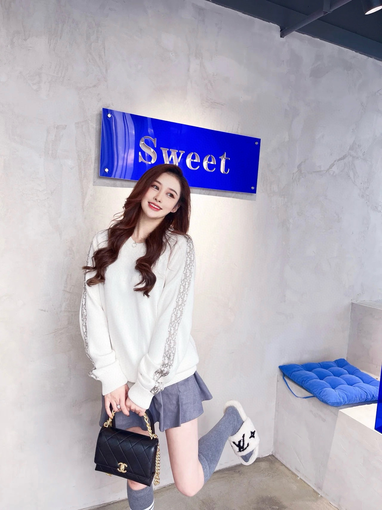 NO:530092,2025 autumn and winter Di*r Oblique jacquard webbing knitted pullover sweater. The counter is evergreen, the raglan sleeve design is simple and refined, and the contour is superior, bringing a new autumn and winter wear experience, highlighting the brand's charm value! Active dyed cotton yarn fabric, twisting and weaving process creates a rich and full texture, elastic pressure makes the thread body more delicate, and comfortable and more comfortable than pure wool. Antistatic does not tying, and it rebounds for a long time to wear and stretch freely. The characteristics of the fabric texture create a soft and delicate visual feeling. The air jacquard Oblique side webbing embedded sewing process is flawless. Refresh the brand's strong design sense, making the visual effect of fashion and trendy pleasing to the eye! Men and women's same color: black/white/navy blue/gray Size: S/M/L/XL/XXL Data  S: bust 102cm-length 65cm-shoulder sleeves 75cm M: bust 106cm-length 67cm-shoulder sleeves 76cm L: bust 110cm-length 69cm-shoulder sleeves 77cm XL: bust 114cm-length 71cm-shoulder sleeves 78cm XXL: bust 118cm-length 73cm-shoulder sleeves 79cm, sweaters, alexander wang198609092025秋冬Di*r Oblique提花织带针织套头毛衣 柜台常青款,插肩袖设计型格简约不失精炼,轮廓感优越,带来全新的秋冬穿着体验,凸显品牌魅力价值! 活性定染棉质纱线面料,捻织工艺织造质感丰盈饱满,弹性施压让线体更为细腻,舒适兼备更胜纯羊毛料.抗静电不扎身,久穿回弹,伸展自如. 织物肌理的特性营造了柔软细腻的视觉感.空气提花Oblique侧织带嵌入式缝制工艺完美无瑕.刷新品牌强悍的设计感,让时尚潮流的视觉效果赏心悦目! 男女同款 颜色:黑色/白色/藏蓝色/灰色 尺码:S/M/L/XL/XXL 数据 S码:胸围102cm-衣长65cm-肩连袖75cm M码:胸围106cm-衣长67cm-肩连袖76cm L码:胸围110cm-衣长69cm-肩连袖77cm XL码:胸围114cm-衣长71cm-肩连袖78cm XXL码:胸围118cm-衣长73cm-肩连袖79cm,,sweaters,alexander wang,Men's clothing