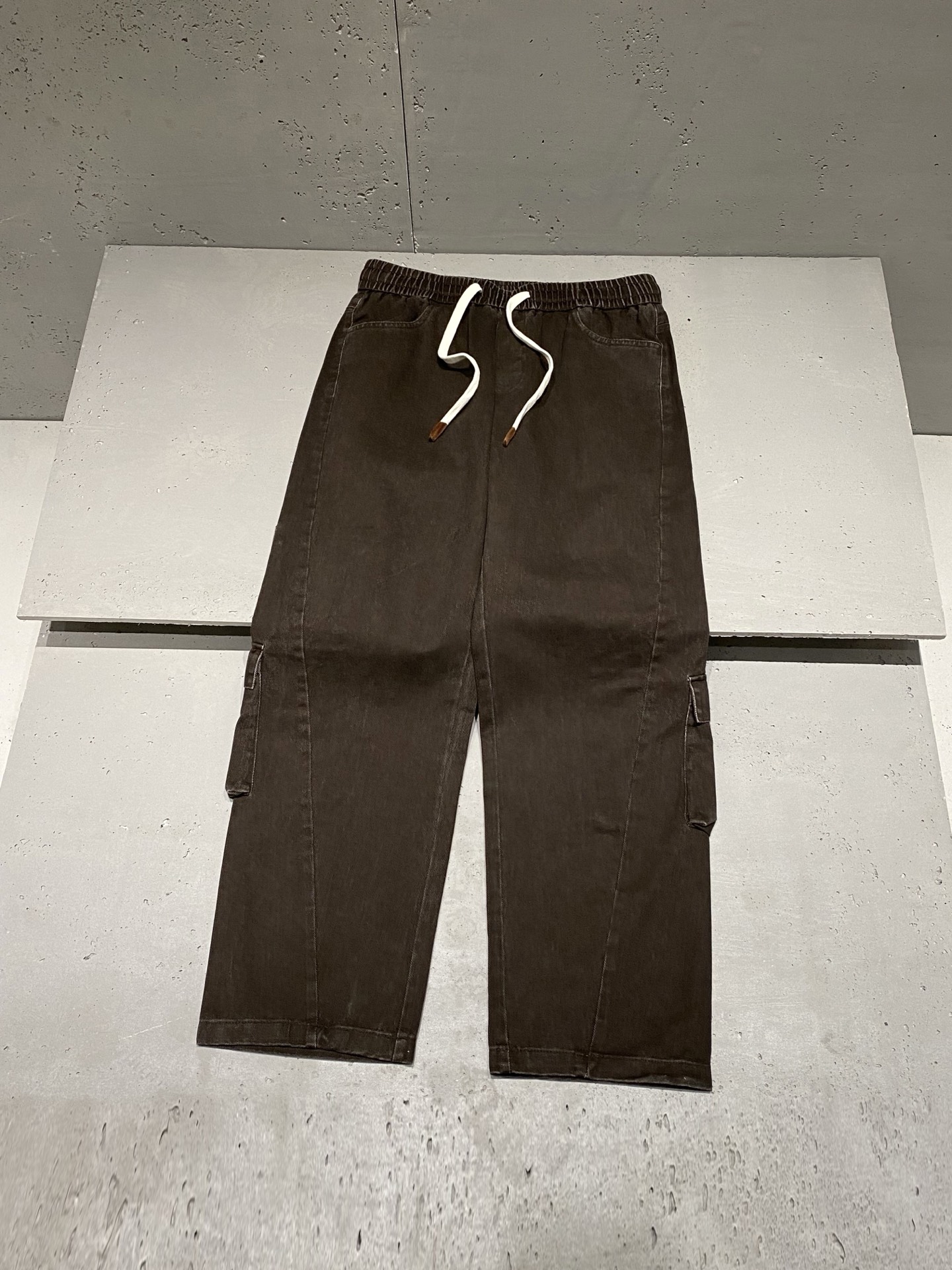 NO:523622,2025 Autumn and Winter Bott*ga Venta Three-dimensional loose work patch pocket casual jeans The ingenuity in the stitches and details interpret the trendy attitude. There is no lack of novelty in the fashion and versatility to create perfect shapes. The Okayama stone-washed twill cotton fabric is made of imported woven technology, which is softer and more detailed than ordinary cotton. The brown-coffee color is softer and hazy, and does not deform or fade. The Selvedge lock edge is always the same. The double-path line extends accurately along the side seams, and the patented car line of the pocket triangle reinforcement creates a trendy style. The three-dimensional work pockets are matched with embroidered logos to carry the daily relaxation aesthetics. The clever collision of the elastic waist and beige drawstrings highlights the brand's new style. The sense of ritual liberating waistline bonding. The same style for men and women. Color: brown-coffee Size: XS=29/30  S=31/32 M=33/34 L=36/38 Data XS code: waist circumference 76cm-leg circumference 68cm-crotch position 30cm-trouser length 104cm S code: waist circumference 80cm-leg circumference 70cm-crotch position 31cm-trouser length 105cm M code: waist circumference 84cm-leg circumference 72cm-crotch position 32cm-trouser length 106cm L code: waist circumference 88cm-leg circumference 74cm-crotch position 33cm-trouser length 107cm,,louis vuitton,bottega veneta,jeans,alexander wang198609092025秋冬Bott*ga Venta 立体宽松工装贴袋休闲牛仔裤 针脚里的匠心,细节诠释潮流态度.时尚百搭之中却不乏新意缔造完美造型. 冈山石洗斜纹棉质面料,进口梭织工艺制作,比普通棉质来的更加柔软细致.浸染水洗的棕咖色泽更为柔和朦胧,不变形不褪色. Selvedge锁边始终表里如一.双道走线沿着侧缝精准延伸,口袋三角加固专利车线共筑潮流风范. 立体工装口袋搭配刺绣标识承载日常松弛美学.松紧腰头与米白抽绳的巧妙碰撞彰显品牌全新格调.解放腰线束缚的仪式感. 男女同款 颜色:棕咖色 尺码:XS=29/30 S=31/32 M=33/34 L=36/38 数据 XS码:腰围76cm-腿围68cm-裆位30cm-裤长104cm S码:腰围80cm-腿围70cm-裆位31cm-裤长105cm M码:腰围84cm-腿围72cm-裆位32cm-裤长106cm L码:腰围88cm-腿围74cm-裆位33cm-裤长107cm,,louis vuitton,bottega veneta,jeans,alexander wang,Men's clothing