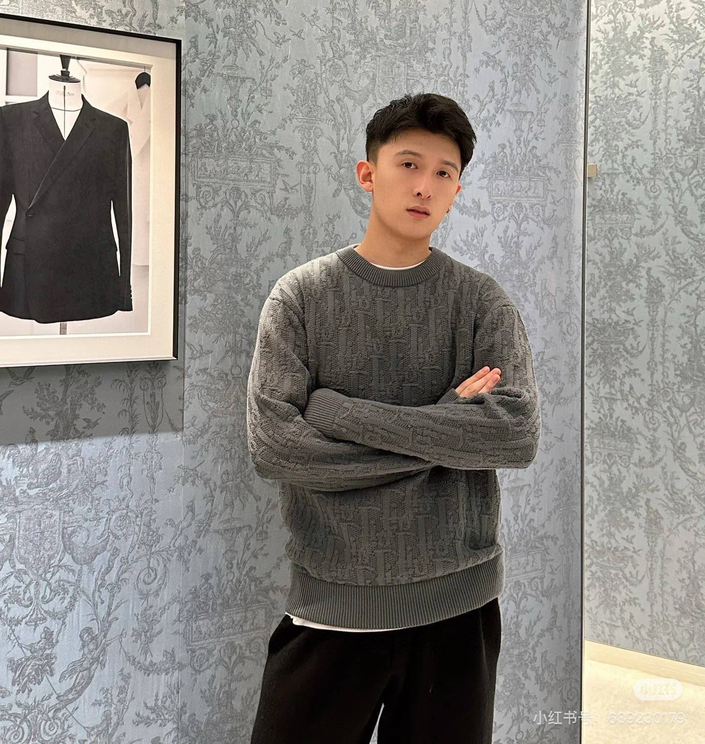 NO:530083,2025 autumn and winter Di*r Oblique textured knitted fashion pullover knit sweater is slightly loose and simple without losing its refined style, with a beautiful and prominent outline, bringing a new autumn and winter wear experience. Guest-supplied cotton yarn fabrics, finely knitted and crafted needle-point twisting. Elastic pressure makes the texture of the thread more delicate. The feel is solid and lubricated and soft, with the characteristics of the fabric without wrinkles. A model of the fusion of elegant temperament and modern style. The natural gray color breaks the formal feeling of traditional single plain color, and the Oblique digital concave and convex texture jacquard design is three-dimensional and beautiful, with richer visual effects. Men and women's same style Color: gray Size: S/M/L/XL/XXL Data S code: bust 110cm-shoulder width 51cm-shoulder width 69cm-sleeved length 63cm  M size: bust 114cm-shoulder width 52cm-sleeved length 70cm-sleeved length 64cm L size: bust 118cm-sleeved width 53cm-sleeved length 71cm-sleeved length 65cm XL size: bust 122cm-sleeved width 54cm-sleeved length 72cm-sleeved length 66cm XXL size: bust 126cm-sleeved width 55cm-sleeved length 73cm-sleeved length 67cm, alexander wang198609092025秋冬Di*r Oblique纹理针织时尚套头针织毛衫 微宽松型格简约而不失精炼风范,轮廓优美突出,带来全新的秋冬穿着体验. 客供棉质纱线面料,精编数织制作.工艺化针点式捻织制作.弹性施压让线体质感更为细腻.手感扎实润滑且柔软拥有既织物不褶皱的的特性. 优雅气质与现代风格的融合典范.自然的灰色色泽打破传统单一素色正式的感觉,Oblique数码凹凸纹理提花设计立体美观,视觉效果更为丰富. 男女同款 颜色:灰色 尺码:S/M/L/XL/XXL 数据 S码:胸围110cm-肩宽51cm-衣长69cm-袖长63cm M码:胸围114cm-肩宽52cm-衣长70cm-袖长64cm L码:胸围118cm-肩宽53cm-衣长71cm-袖长65cm XL码:胸围122cm-肩宽54cm-衣长72cm-袖长66cm XXL码:胸围126cm-肩宽55cm-衣长73cm-袖长67cm,,alexander wang,Men's clothing