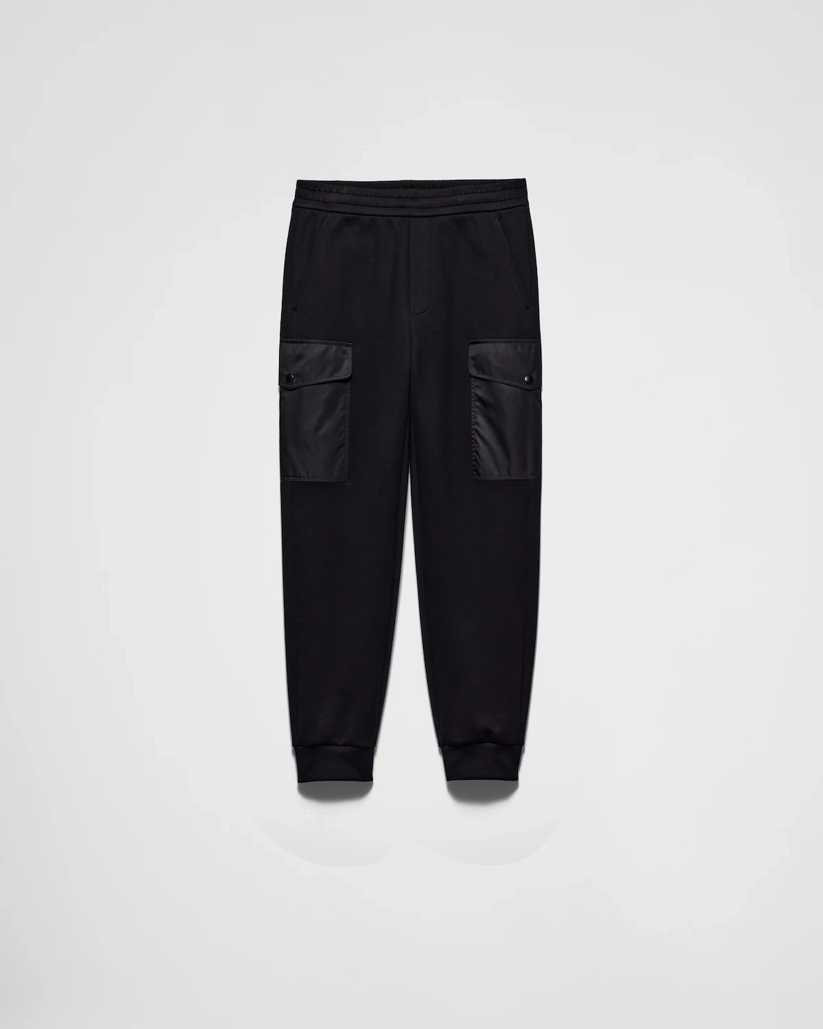 NO:530089,2025 autumn and winter Pr*da Re-Nylon nylon tooling patch pocket sports and casual sleeves. Regular design and tailoring are both unique and fashionable. They look good no matter how you match them, and are born with extraordinary. The knitted cotton material is extremely delicate and oily. It has a high elastic recovery effect, breathable and comfortable without a sense of stuffiness. The fiber nylon tooling patch pocket design adds vitality to the overall shape, and the color control is perfect, and the Milano badge still has an irresistible charm. Men and women's same color. Color: black. Size: S=29/30 M=31/32 L=33/34 XL=36 XXL=38 Data S code: waist circumference 74cm-leg circumference 60cm-crotch position 33cm-trouser length 102cm  M size: waist circumference 78cm-leg circumference 62cm-crotch position 34cm-pants length 104cm L size: waist circumference 82cm-leg circumference 64cm-crotch position 35cm-pants length 106cm XL size: waist circumference 86cm-leg circumference 66cm-crotch position 36cm-pants length 108cm XXL size: waist circumference 90cm-leg circumference 68cm-crotch position 37cm-pants length 110cm, alexander wang198609092025秋冬Pr*da Re-Nylon尼龙工装贴袋运动休闲卫裤 常规设计裁剪兼具个性时尚范儿,怎么搭配都好看,与生俱来的不平凡. 针织棉材质极为细腻的油润质感.具有高弹性回复效果,透气舒适无闷热感. 纤维尼龙工装贴袋设计为整体造型增添活力满满的视觉,型色把控非常完美,Milano徽章依旧具备无以抗拒的魅力. 男女同款 颜色:黑色 尺码:S=29/30 M=31/32 L=33/34 XL=36 XXL=38 数据 S码:腰围74cm-腿围60cm-裆位33cm-裤长102cm M码:腰围78cm-腿围62cm-裆位34cm-裤长104cm L码:腰围82cm-腿围64cm-裆位35cm-裤长106cm XL码:腰围86cm-腿围66cm-裆位36cm-裤长108cm XXL码:腰围90cm-腿围68cm-裆位37cm-裤长110cm,,alexander wang,Men's clothing