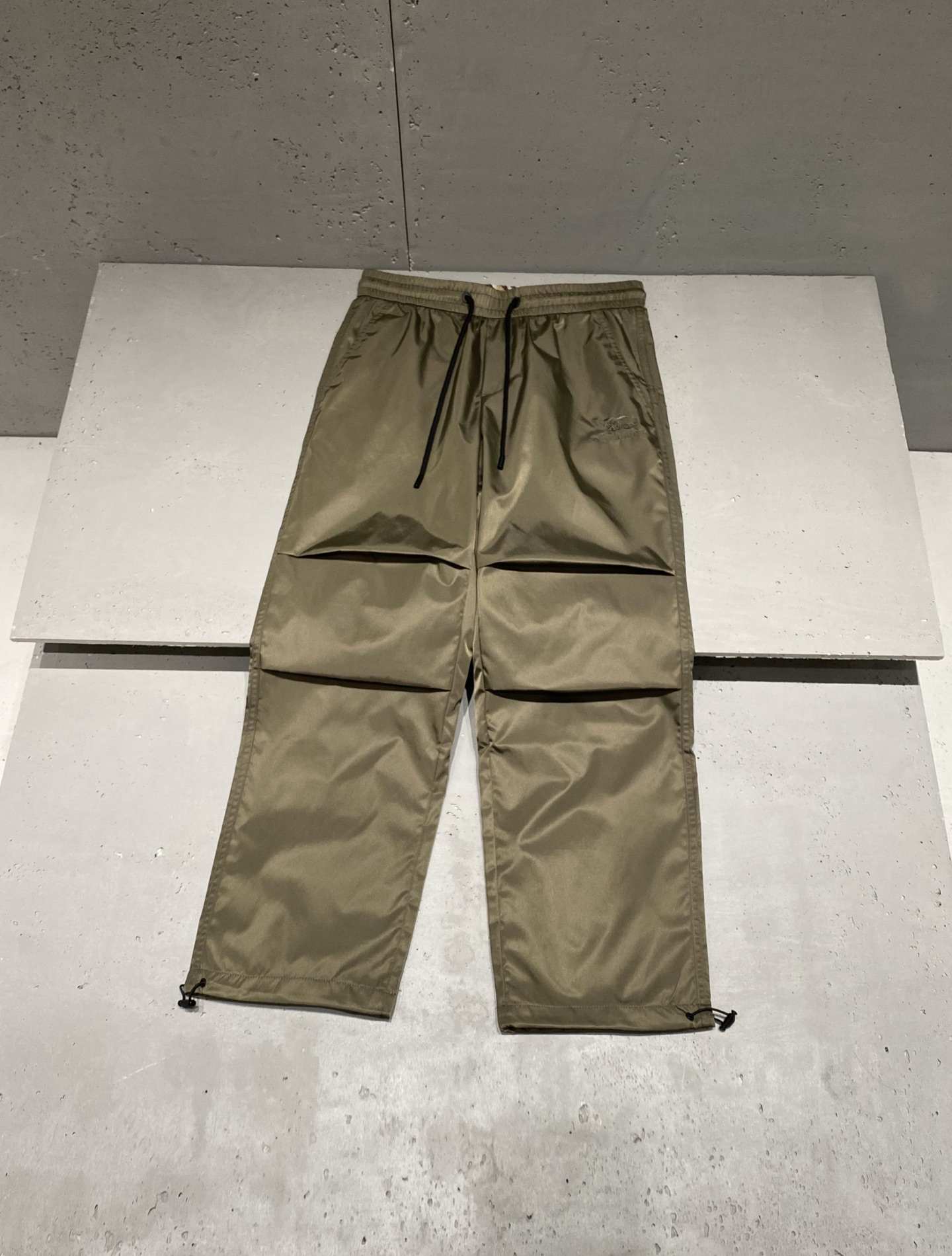 NO:530069,Autumn and winter Bu*ber*y Knight badge embroidery logo sports casual pants. The versatile effect shape makes everything full of vitality. Imported polyester fiber nylon fabric, the consistent casual and fashionable method of cutting design. The latest quilting technology creates the delicate texture of the fabric, unique and exquisite. It is not restricted and unrestrained and belongs to the most comfortable pants. The drawstring design elastic waist and trouser legs make sports and casual more casual and pure. Cross-stitch Pegasus badge logo + Pegasus embroidery logo in the same color differentiates its own value, the unique detail design and youthful and energetic atmosphere for trousers. Men and women are the same style. Color: Military green Size: XS=29/30 S=31/32 M=33/34 L=36/38 Data  XS code: waist circumference 76cm-leg circumference 33cm-crotch position 32cm-pants length 101cm S code: waist circumference 80cm-leg circumference 34cm-crotch position 33cm-pants length 102cm M code: waist circumference 84cm-leg circumference 35cm-crotch position 34cm-pants length 103cm L code: waist circumference 88cm-leg circumference 36cm-crotch position 35cm-pants length 104cm, alexander wang19860909秋冬Bu*ber*y 骑士徽章绣花标识运动休闲裤 百搭效应的造型让一切充满活力.进口聚酯纤维尼龙面料,裁剪设计一贯的休闲时尚手法.最新绗缝技术造就面料的细腻纹理,独特精致. 不约束不拘谨隶属最舒服的裤子.抽绳设计弹力腰身和裤脚设计让运动休闲的更随性更纯粹. 十字绣花飞马徽章标识＋同色系飞马刺绣Logo区别自身价值,裤身折叠效应与众不同的细节设计和青春活力的气息. 男女同款 颜色:军绿色 尺码:XS=29/30 S=31/32 M=33/34 L=36/38 数据 XS码:腰围76cm-腿围33cm-裆位32cm-裤长101cm S码:腰围80cm-腿围34cm-裆位33cm-裤长102cm M码:腰围84cm-腿围35cm-裆位34cm-裤长103cm L码:腰围88cm-腿围36cm-裆位35cm-裤长104cm,,alexander wang,Men's clothing