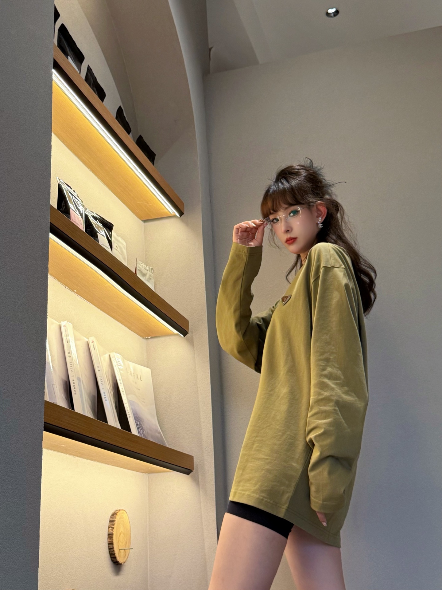 NO:566049,. Prd badge logo long-sleeved T-shirt is a new expression of a new fashion attitude, loose tailoring design, and undisguised fashion taste when worn alone. Environmentally friendly high-count cotton fabric, moderate thickness, soft and delicate, can be worn casually. The tight rib knitted collar is neat and detailed and will not be easily deformed. The collar hem is tightly stitched, and the new Milano badge is stylishly upgraded. It is smooth and beautiful but still impeccable, showing a high profile and trendy fashion sense. Color avocado color  Size S-L,,tees,t-shirt,alexander wang19860909. Prd徽章标识长袖T恤衫 崭新时尚态度的全新表达,宽松裁剪设计,单穿内搭毫无掩饰的时尚品味. 环保高支棉面料,厚薄适中,柔软细腻可随心穿着.严密罗纹针织领口工整细致不易变型. 领口摆边缝线严密,全新Milano徽章时尚升级,平整美观依旧无懈可击尽显高姿态潮流时尚感. 颜色牛油果色 尺码S-L,,tees，t-shirt,alexander wang,Men's clothing