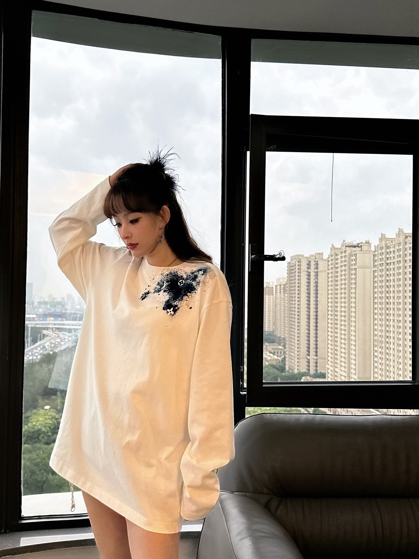 NO:567732,2025 Autumn and Winter Vui*ton Mongram rendering printed long-sleeved sweater combines luxury and leisure to create the most beautiful and cool fashionable long T. The open design inspiration is bold and flamboyant without losing personality. The cotton yarn is supplied by customers and woven using a new knitting process, which has a very high grade and is more comfortable and breathable. The new printing is matched with an extremely outstanding sense of trend, simple but not boring, versatile, and interprets the characteristics of the casual fashion theme.  The front and rear Mongram printing adopts ink rendering printing design and is integrated with the body, creating a rich and diverse texture and highlighting the charm of diverse trendy details. Same style for men and women. Color: White Size: S/M/L Data S size: Bust 118cm - Shoulder width 50cm - Clothes length 73cm - Sleeve length 61cm   M size: Bust 122cm - Shoulder width 52cm - Clothing length 75cm - Sleeve length 62cm L size: Bust 126cm - Shoulder width 54cm - Clothing length 77cm - Sleeve length 63cm,,alexander wang198609092025秋冬Vui*ton Mongram渲染印花装饰长袖针织衫 奢感休闲为一体成就最美最酷时装长T.开放型的设计灵感,大胆张扬不失个性. 客供棉质纱线,采用全新针织工艺织造,具备相当高的档次感,舒适透气性更为强大. 全新印花搭配极为出众的潮流感,精简而不枯燥,百搭大气,诠释休闲时尚主题的特色. 前后Mongram印花采用水墨渲染式印花设计与大身融为一体,打造丰富多样的质感彰显多样化的潮流细节魅力. 男女同款 颜色:白色 尺码:S/M/L 数据 S码:胸围118cm-肩宽50cm-衣长73cm-袖长61cm M码:胸围122cm-肩宽52cm-衣长75cm-袖长62cm L码:胸围126cm-肩宽54cm-衣长77cm-袖长63cm,,alexander wang,Men's clothing