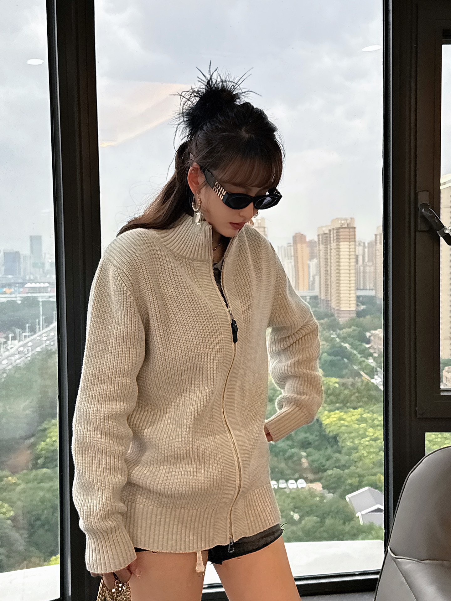 NO:567729,2025 Autumn and Winter Ma*son Ma*tin Ma*gi*la stitched badge zipper knitted stand-up collar sweater jacket. The zipper-style stand-up collar jacket has a cutting design style that highlights simplicity, exquisiteness and restraint without losing the connotation and beauty. Made of imported fiber cotton wool. The fine weaving process is used to create a soft, solid, oily and delicate perfect texture. The breathability is undoubtedly excellent.  The customer-supplied chiseled zipper and leather hanging clock are more beautiful and creative. The details of the embroidered stitching badge on the back reflect the new tone of the school and highlight the brand charm. Same style for men and women. Color: Gray/Coffee/Navy Blue Size: XS/S/M/L Data   S size: bust 110cm - shoulder width 43cm - length 66cm - sleeve length 62cm M size: bust 114cm - shoulder width 44cm - length 68cm - sleeve length 63cm L size: bust 118cm - shoulder width 45cm - length 70cm - sleeve length 64cm,, jackets & coats, jackets & coats, sweaters, alexander wang198609092025秋冬Ma*son Ma*tin Ma*gi*la缝线徽章拉链针织立领毛衣外套 拉链式立领夹克裁剪设计风格凸显精简,精美内敛不失内涵美感. 进口纤维棉质毛料织造.运用精织工艺打造绵软扎实油润细腻的完美质感.透气性无疑绝佳. 客供凿刻型拉链搭配皮革吊钟更具美观创意.后背刺绣缝线徽章细节体现学派新基调彰显品牌魅力. 男女同款 颜色:灰色/咖色/藏蓝色 尺码:XS/S/M/L 数据 XS码:胸围106cm-肩宽41cm-衣长64cm-袖长61cm S码:胸围110cm-肩宽43cm-衣长66cm-袖长62cm M码:胸围114cm-肩宽44cm-衣长68cm-袖长63cm L码:胸围118cm-肩宽45cm-衣长70cm-袖长64cm,,jackets & coats,jackets & coats,sweaters,alexander wang,Men's clothing