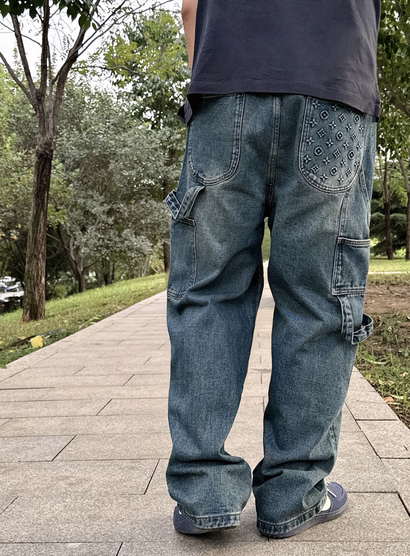 NO:567728,2025 Autumn and Winter Vuit*on Monogram Straight Loose Logging Casual Work Jeans The most influential and charming trend in the fashion industry. Classic but with new ideas to create a perfect look. Okayama stone-washed twill cotton fabric, made with imported woven technology, is softer and more delicate than ordinary cotton. The dip-dyed and washed color is softer and hazy, and does not deform or fade.  Selvedge seams are always the same on the outside and inside. The matching design of customer-supplied green pine rivets highlights the brand's new style. The tone inspired by the Monogram embossed panel-type arc-shaped pocket fixing ring is difficult to achieve by other brands...can be matched and matched to create a trendy style! Same style for men and women Color: washed blue Size: XS=29/30 S=31/32 M=33/34 L=36/38 Data   XS code: waist circumference 78cm - leg circumference 32cm - crotch position 33cm - trouser length 105cm S code: waist circumference 82cm - leg circumference 33cm - crotch position 34cm - trouser length 106cm M code: waist circumference 86cm - leg circumference 34cm - crotch position 35cm - trouser length 107cm  L size: waist 90cm - leg 35cm - crotch 36cm - pants length 108cm, Louis Vuitton, Jeans, Alexander Wang198609092025秋冬Vuit*on Monogram直筒宽松伐木休闲工装牛仔裤 时尚界最具影响力的魅力风潮.经典之中却不乏新意缔造完美造型. 冈山石洗斜纹棉质面料,进口梭织工艺制作,比普通棉质来的更加柔软细致.浸染水洗的色泽更为柔和朦胧,不变形不褪色. Selvedge锁边始终表里如一.客供绿松铆钉饰件搭配设计彰显品牌新式格调. Monogram压纹裁片式圆弧型口袋固定环带所激发的调调是其它品牌很难实现的...可随意搭配共筑潮流风范! 男女同款 颜色:水洗蓝 尺码:XS=29/30 S=31/32 M=33/34 L=36/38 数据 XS码:腰围78cm-腿围32cm-裆位33cm-裤长105cm S码:腰围82cm-腿围33cm-裆位34cm-裤长106cm M码:腰围86cm-腿围34cm-裆位35cm-裤长107cm L码:腰围90cm-腿围35cm-裆位36cm-裤长108cm,,louis vuitton,jeans,alexander wang,Men's clothing