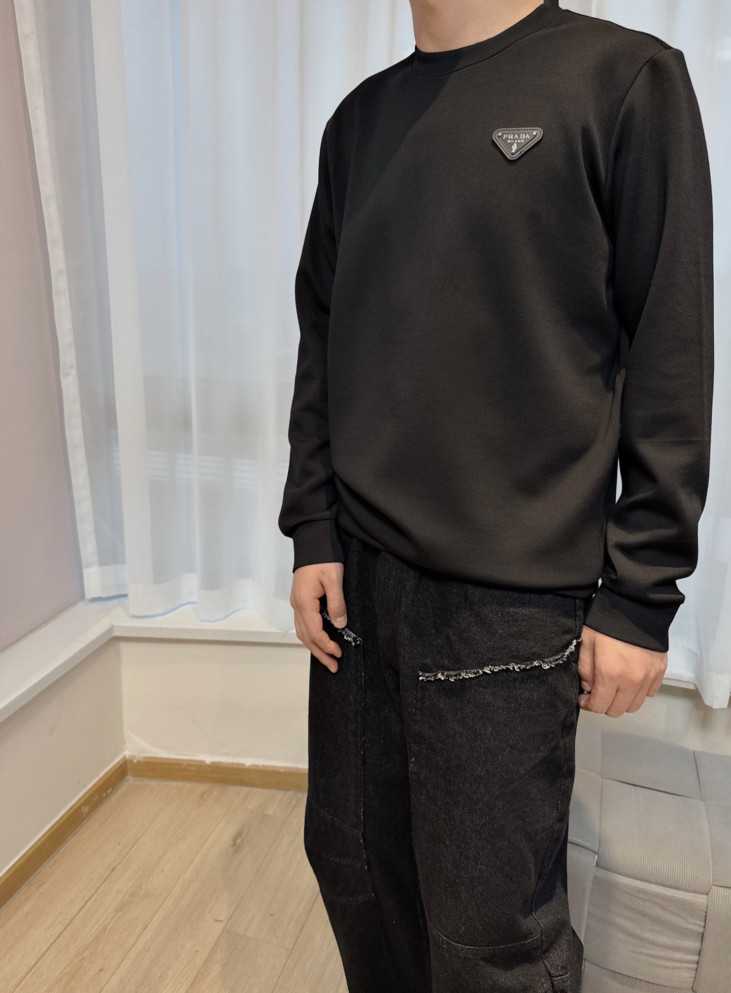 NO:572335,Pr*da Milano emblem logo Modal pullover sweatshirt is a new concept that breaks out of the cocoon, streamlined fashion, and luxurious quality to achieve the status of high fashion. Modal fiber nylon and cotton blended fabrics, woven with micro-knitting technology, have a super texture and can be worn alone or as an inner layer. The double-layer rib knitted collar and cuff hem are flat and snug and not easily deformed. The whole is light and practical. The simple enamel triangle Milano metal badge logo on the chest creates an alternative luxury fashion atmosphere.  Color Black Size XS-L,,hoodie,sweatshirts,alexander wang19860909Pr*da Milano徽章标识莫代尔套头卫衣 破茧而出的新概念,精简时尚,奢华品质成就高级时装地位. 莫代尔纤维锦纶棉混纺面料,微型针织工艺织造,质感超强,单穿内搭皆可. 双层罗纹针织领口及袖口底摆平整服贴不易变形.整体轻便实穿. 胸口简约珐琅三角Milano金属徽章标识,营造出另类的奢华时尚气息. 颜色黑色 尺码XS-L,,hoodie,sweatshirts,alexander wang,Men's clothing