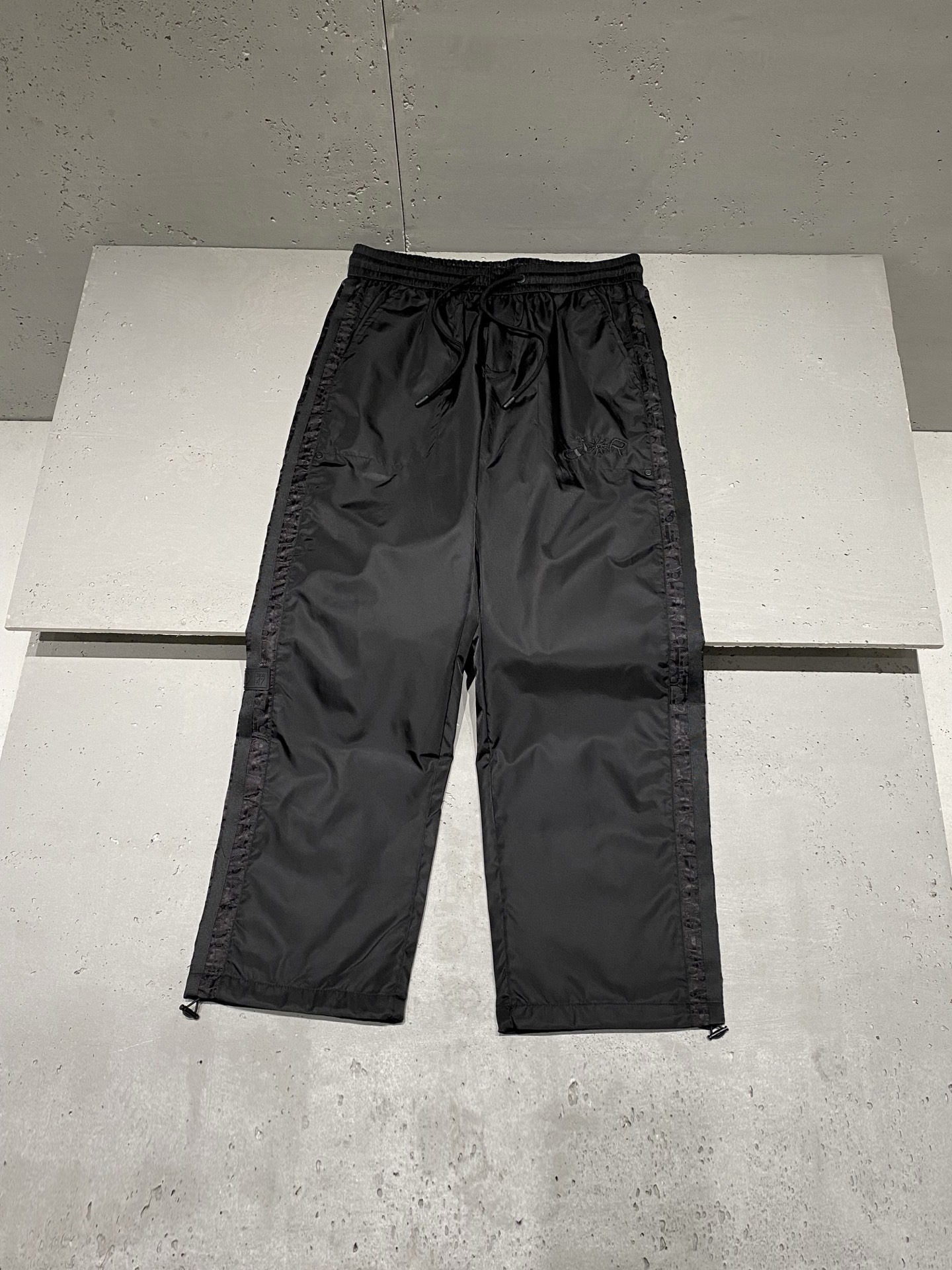 NO:600135,2025 Autumn and Winter Di*r Paris Oblique textured webbing splicing fashionable casual velvet trousers. Straight-cut design trousers. The changes in design and details bring out the trendy fashion. It is a must-have artifact for concave shapes in autumn and winter. The Oblique characteristic ribbon brings an extremely strong visual sense. It is woven from high-end technology polyester fiber fabric. The lining of the craft fabric is lined with a fine velvet layer, which is comfortable, breathable and not stuffy.  The elastic waist, drawstring waistband and embroidered logo letters enrich the original fun of trousers, and the matching effect is more shocking and outstanding, creating a refined and casual look. Same style for men and women. Color: black Size: XS=29/30 S=31/32 M=33/34 L=36/38 Data  S code: waist circumference 78cm - leg circumference 35cm - crotch position 33cm - pants length 104cm M code: waist circumference 82cm - leg circumference 36cm - crotch position 34cm - pants length 105cm L size: waist circumference 86cm - leg circumference 37cm - crotch position 35cm - pants length 106cm,,alexander wang198609092025秋冬Di*r Paris Oblique纹理织带拼接时尚休闲加绒长裤 直筒裁剪设计裤装,设计感及细节感的变化绽放潮流时尚光彩,秋冬凹造型的必备神器. Oblique特色饰带所带来的视觉感无比强烈,高端科技涤纶纤维面料纺织而成,工艺织物内里铺衬薄绒层细腻有度,舒适透气不闷热. 弹力腰围抽绳腰边＋刺绣标识字母缝制丰富了裤装原本的乐趣,着身搭配效果更为震撼突出,打造精致休闲造型. 男女同款 颜色:黑色 尺码:XS=29/30 S=31/32 M=33/34 L=36/38 数据 XS码:腰围74cm-腿围34cm-裆位32cm-裤长103cm S码:腰围78cm-腿围35cm-裆位33cm-裤长104cm M码:腰围82cm-腿围36cm-裆位34cm-裤长105cm L码:腰围86cm-腿围37cm-裆位35cm-裤长106cm,,alexander wang,Men's clothing