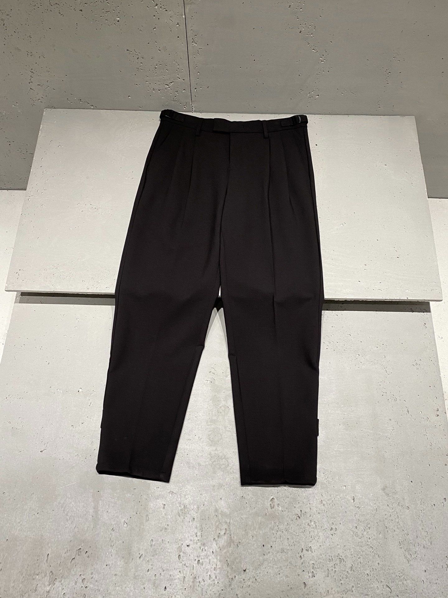 NO:600126,2025 Autumn and Winter Ze*na fashionable wool casual pants and trousers are the expression of a new fashion attitude and the characteristics of 'low-key luxury aristocrat'. The classic tailoring process promotes the essence of low-key and noble nature. The woven worsted wool fabric is made with fine workmanship, soft, delicate and strong texture, breathable and comfortable with a drapey texture.  The outstanding luxury brand has rigorous sewing on the inside. The decorative button design on the trousers body + embroidered logo badge decoration add a sense of fashion and create an up-to-date effect. The adjustable size of the waist brings a new experience of fashion matching. Color: Black Size: XS=29/30 S=31/32 M=33/34 L=36/38 Data  XS code: waist circumference 78cm - leg circumference 35cm - crotch position 30cm - trouser length 103cm S code: waist circumference 82cm - leg circumference 36cm - crotch position 31cm - trouser length 104cm M code: waist circumference 86cm - leg circumference 37cm - crotch position 32cm - trouser length 105cm  L size: waist 90cm - leg 38cm - crotch 33cm - pants length 106cm,,alexander wang198609092025秋冬Ze*na 时尚羊毛休闲裤西裤 全新时尚态度的表达,“低调的奢华贵族”的特性.经典裁剪工艺弘扬低调与矜贵的本质. 梭织精纺羊毛面料,精工细作而成,柔软细腻肌理性强大,透气舒适及垂坠质感. 出类拔萃的奢华品牌内里缝制严谨.裤身装饰纽扣设计＋绣标徽章装饰增添时尚感营造时俱进的效果.腰间可调节大小为时尚搭配带来全新体验. 颜色:黑色 尺码:XS=29/30 S=31/32 M=33/34 L=36/38 数据 XS码:腰围78cm-腿围35cm-裆位30cm-裤长103cm S码:腰围82cm-腿围36cm-裆位31cm-裤长104cm M码:腰围86cm-腿围37cm-裆位32cm-裤长105cm L码:腰围90cm-腿围38cm-裆位33cm-裤长106cm,,alexander wang,Men's clothing