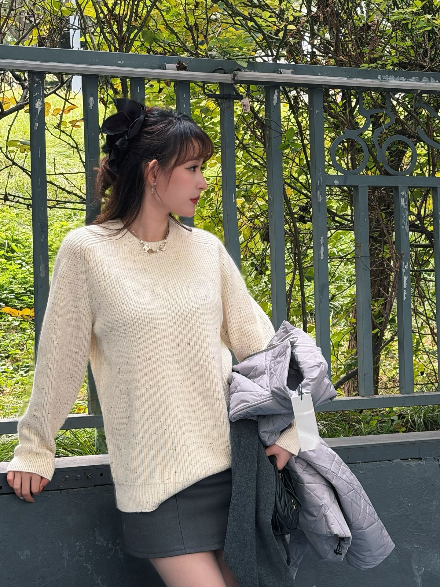 NO:600138,2025 Autumn and Winter Mai*on Marg*ela/MM6 fashionable snowflake thick-thread knitted pullover sweater. The fashionable raglan sleeve silhouette creates a unique style charm, and the fashion sense is instantly radiated, highlighting the charming and gentle charm. The customer-supplied cotton yarn body is knitted by thick needles. The texture is flat and tight, showing a thick texture and revealing the unique wool luster. There is no threshold when worn alone...  The simple plain surface with snowflake dot design is fashionable and low-key. The four-point embroidered logo on the back replaces the usual Logo logo, creating an alternative luxury fashion atmosphere. Simple yet luxurious, it highlights the trendy charm of exquisiteness. Same style for men and women. Color: off-white/grey Size: XS/S/M/L Data  M size: Bust 112cm - Length 69cm - Shoulder sleeves 71cm L size: Bust 116cm - Length 71cm - Shoulder sleeves 72cm, masion margiela, sweaters, alexander wang198609092025秋冬Mai*on Marg*ela/MM6时尚雪花粗线针织套头毛衣 时尚插肩袖廓形铸就独特造型魅力,时髦感顷刻挥洒自如,彰显动人气质温柔魅力. 客供棉质纱线体由粗棒针数械针织而成.质感平阔紧密展现厚实质感,透发出所独有的毛料光泽.单穿内搭无门槛... 简约素面搭配雪花点设计时尚低调,后背四点绣标取代往常的Logo标识,营造出另类的奢华时尚气息.简单不失奢华凸显精致感的潮流魅力. 男女同款 颜色:米白色/灰色 尺码:XS/S/M/L 数据 XS码:胸围104cm-衣长65cm-肩连袖69cm S码:胸围108cm-衣长67cm-肩连袖70cm M码:胸围112cm-衣长69cm-肩连袖71cm L码:胸围116cm-衣长71cm-肩连袖72cm,,masion margiela,sweaters,alexander wang,Men's clothing