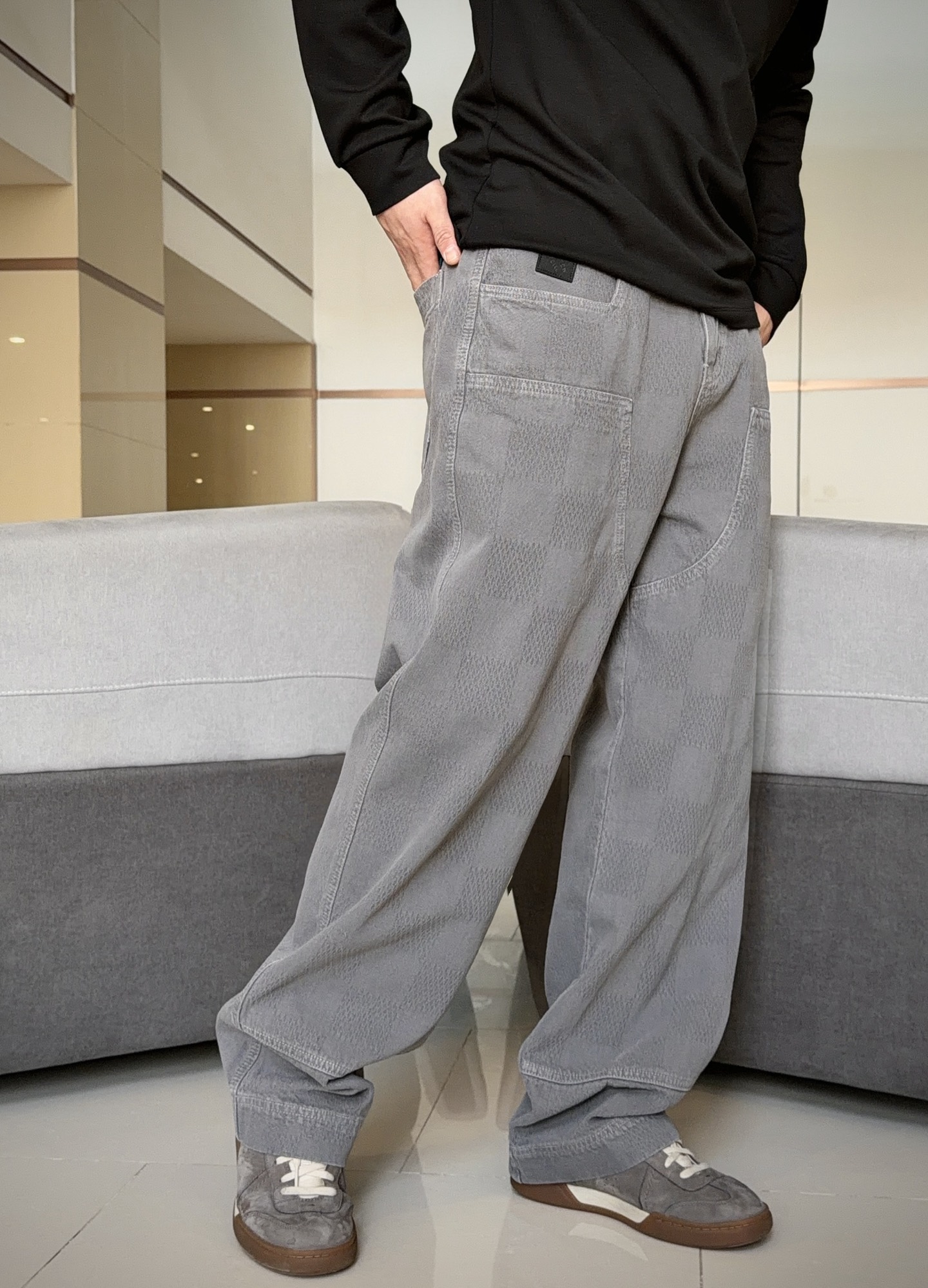 NO:600129,2025 Autumn and Winter Vui*ton Damier washed gray tone fashionable logging style jeans are brand new fashionable logging style casual jeans. The classic slightly loose straight cutting process expresses the characteristics of the trend and the spirit of the times. Fans of the top fashion will love it. Made of Okayama custom-woven cotton fabric, Damier Rush elements use high-tech positioning mechanical brushed jacquard to interpret the classic casual design. It feels delicate and soft, and is extremely comfortable.  The sewn inside and outside the Selvedge line is understandably rigorous. The deconstructed stitching creates a fashionable effect that keeps pace with the times. The classic straight and slightly loose shape brings full surprises to fashion matching. The Marque L leather label is the finishing touch to highlight the brand style, and is full of fashionable and luxurious atmosphere, adding a fashionable effect. Color: washed gray Size: XS=29/30 S=31/32 M=33/34 L=36/38 Data  XS code: waist circumference 78cm - leg circumference 70cm - crotch position 34cm - trouser length 107cm S code: waist circumference 82cm - leg circumference 72cm - crotch position 35cm - trouser length 108cm M code: waist circumference 86cm - leg circumference 74cm - crotch position 36cm - trouser length 109cm  L size: waist 90cm - leg 76cm - crotch 37cm - pants length 110cm, Louis Vuitton, Jeans, Alexander Wang198609092025秋冬Vui*ton Damier水洗灰调时尚伐木型牛仔裤 全新时尚伐木风格休闲牛仔裤,经典微宽松直筒裁剪工艺表达潮流与时代精神的特性.让时尚巅峰的拥护者更是爱不释手. 冈山订织棉质布面,Damier Rush元素采用高科技定位化机械拉毛提花来演绎经典休闲设计.手感细腻柔软,舒适度极高. Selvedge辑线内外缝制无可厚非的严谨.解构性缝制营造时俱进的时尚效果.经典直筒略带宽松造型为时尚搭配带来满满惊喜. Marque L皮革标签为点睛之笔彰显品牌格调,洋溢着满满的时尚奢华氛围平添时尚效果. 颜色:水洗灰 尺码:XS=29/30 S=31/32 M=33/34 L=36/38 数据 XS码:腰围78cm-腿围70cm-裆位34cm-裤长107cm S码:腰围82cm-腿围72cm-裆位35cm-裤长108cm M码:腰围86cm-腿围74cm-裆位36cm-裤长109cm L码:腰围90cm-腿围76cm-裆位37cm-裤长110cm,,louis vuitton,jeans,alexander wang,Men's clothing