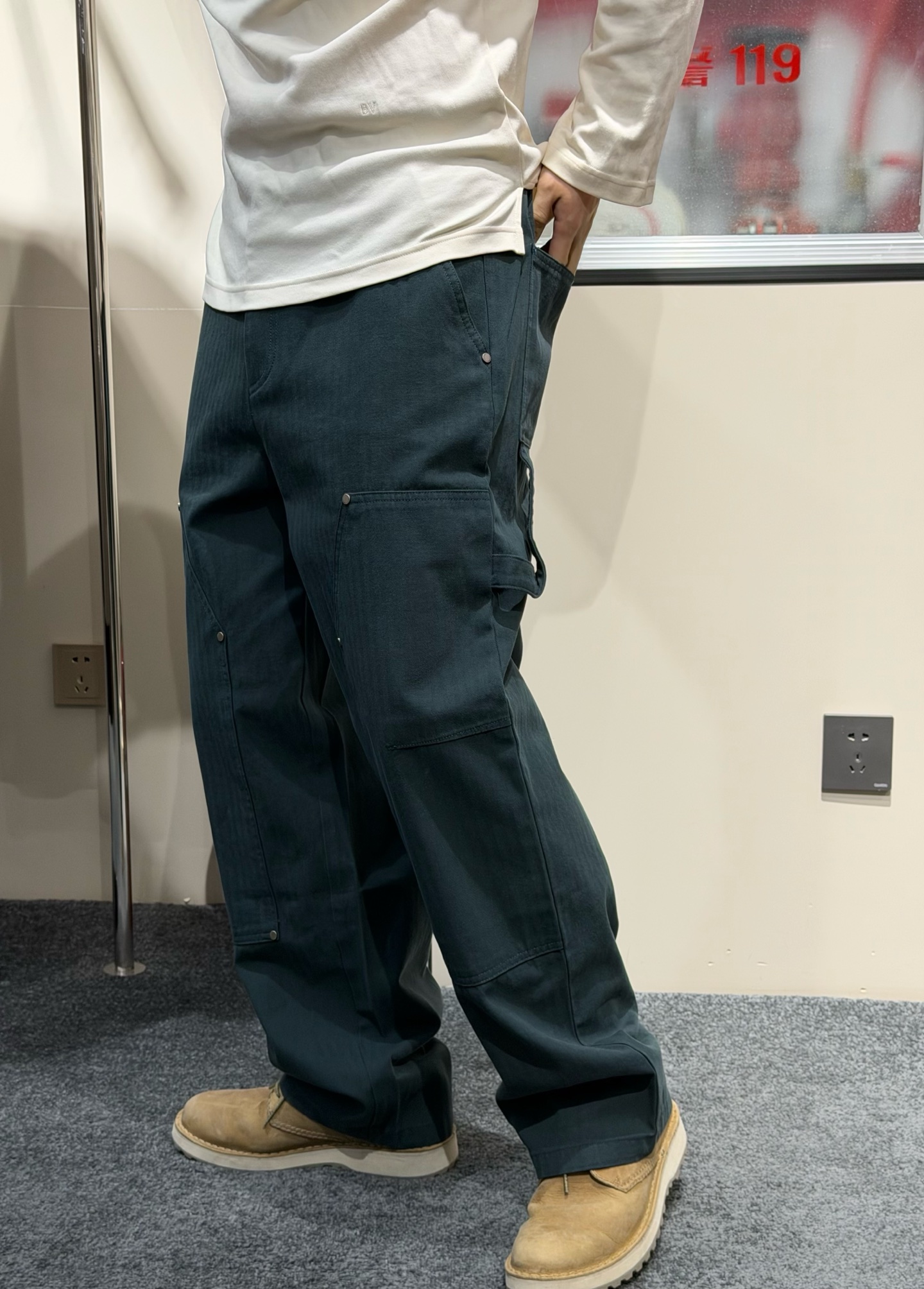 NO:600132,2025 Autumn and Winter Sa*nt La*re*t/YSL loose casual logging workwear casual pants. The new art series of pants are full of fashion and detail-oriented aesthetics. The unique matching sense sets off modern and timeless fashion and leisure. It allows different body shapes to have just the right sense of wrapping to create a new era of fashionable and casual atmosphere. The new worsted cotton fabric has its own texture, and the weaving process + washing process achieves a natural retro dark green color and texture.  The deconstructed loose style of logging workwear will never go out of style. The loose shape and target nail details give each pair of trousers a halo. Same style for men and women. Color: dark green Size: XS=29/30 S=31/32 M=33/34 L=36/38 Data  S code: waist circumference 84cm - leg circumference 72cm - crotch position 34cm - pants length 105cm M code: waist circumference 88cm - leg circumference 74cm - crotch position 35cm - pants length 106cm L size: waist circumference 92cm - leg circumference 76cm - crotch position 36cm - pants length 107cm,,saint laurent,alexander wang198609092025秋冬Sa*nt La*re*t/YSL宽松休闲伐木工装休闲裤 全新艺术系列裤装时尚感满满,细节至上的美学.着身搭配感独一无二衬托现代隽永的时尚休闲. 让不同身形皆拥刚刚好的包裹感打造新纪元时尚休闲气息.全新精纺棉质布面自带纹理,梭织工艺＋水洗工艺成就自然复古墨绿色泽及质感. 伐木工装解构宽松款式永不过时.宽松造型搭配靶钉细节让每一条裤装都自带光环. 男女同款 颜色:墨绿色 尺码:XS=29/30 S=31/32 M=33/34 L=36/38 数据 XS码:腰围80cm-腿围70cm-裆位33cm-裤长104cm S码:腰围84cm-腿围72cm-裆位34cm-裤长105cm M码:腰围88cm-腿围74cm-裆位35cm-裤长106cm L码:腰围92cm-腿围76cm-裆位36cm-裤长107cm,,saint laurent,alexander wang,Men's clothing