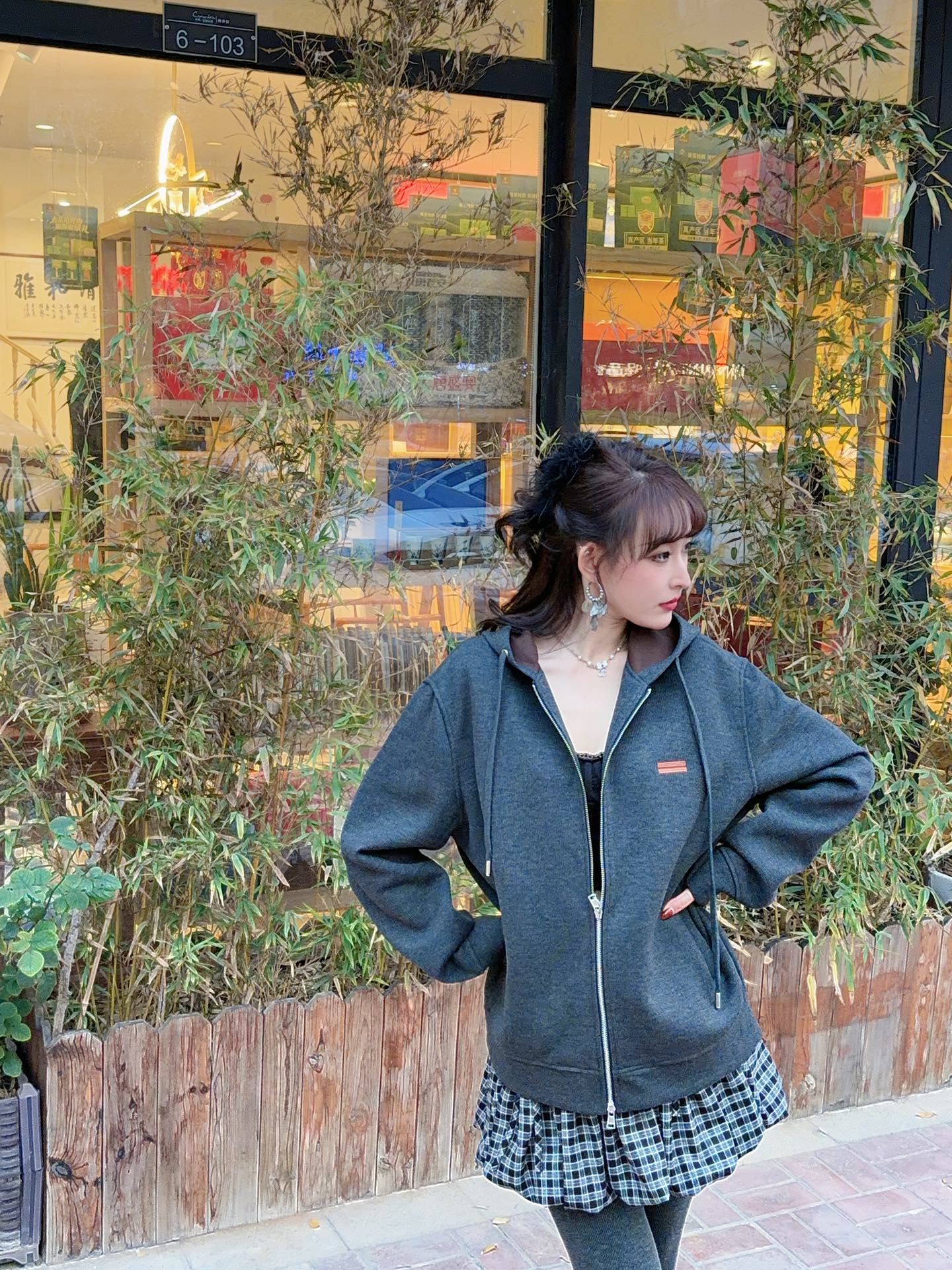 NO:600123,2025 Autumn and Winter Zeg*a Embroidered Label Badge Hooded Zipper Sweater. The classic and clean hooded design adds a sense of fashion, leisure and luxury that keeps pace with the times. The main plot... is the best choice for urban men and beautiful women. It is knitted from a customer-supplied eco-friendly polyfiber Lyocell wool yarn blend. The texture is light, delicate and comfortable. Wear it alone to show off your temperament.  The inner fabric is made of cotton air layer, the embroidered label badge and the inner and outer fabrics are in simple and clean colors. The collar, cuffs and hem are designed with new plain weave threads, which are as smooth as ever. Same style for men and women. Color: gray/coffee/black. Size: L/XL/XXL/XXXL. Data L size: bust 112cm - shoulder width 50cm - length 64cm - sleeve length 64cm.  XL code: Bust 116cm - Shoulder width 51cm - Clothes length 66cm - Sleeve length 66cm XXL code: Bust 120cm - Shoulder width 52cm - Clothes length 68cm - Sleeve length 68cm XXXL code: Bust 124cm - Shoulder width 53cm - Clothes length 70cm - Sleeve length 69cm198609092025秋冬Zeg*a 刺绣标签徽章连帽拉链针织衫 经典素洁的连帽设计多了一份与时俱进的时尚休闲奢华感,主线剧情...都市型男靓女的最佳选择. 客供环保聚纤莱赛尔羊毛纱线混纺针织而成,质地轻盈细腻舒适感极好.单穿内搭超显气质. 内里织面棉质空气层垫付,刺绣标签徽章及内外织面简约素洁色彩,领口袖口下摆采用新式平织螺纹设计平整如初魅力. 男女同款 颜色:灰色/咖色/黑色 尺码:L/XL/XXL/XXXL 数据 L码:胸围112cm-肩宽50cm-衣长64cm-袖长64cm XL码:胸围116cm-肩宽51cm-衣长66cm-袖长66cm XXL码:胸围120cm-肩宽52cm-衣长68cm-袖长68cm XXXL码:胸围124cm-肩宽53cm-衣长70cm-袖长69cm,,hats,alexander wang,Men's clothing