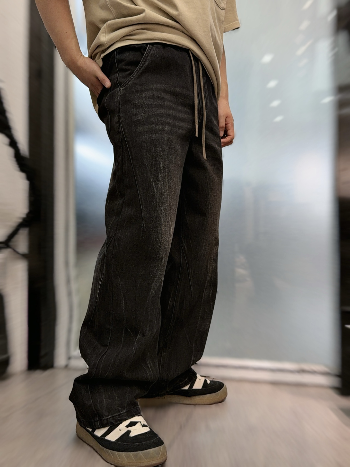 NO:600122,2025 Autumn and Winter Bott*ga Venta tree pattern washed distressed loose straight casual jeans. The ingenuity in the stitching and the details interpret the trend attitude. It is fashionable and versatile, but there is no lack of new ideas to create a perfect look. Okayama stone-washed twill cotton fabric is supplied by customers and made with imported woven technology. It is thicker, softer and more delicate than ordinary cotton. The deeply dip-dyed washed tree pattern and jet black distressed color are softer and hazy, and will not deform or fade.  Selvedge seams are always the same on the outside and inside. The double-line routing extends precisely along the side seams, and the three-dimensional sewing of the pants creates a trendy style. The two-sided diagonal pockets carry the daily relaxed aesthetic. The clever collision of the elastic waistband and the drawstring releases the sense of ritual from the restraint of the waistline. Same style for men and women. Color: Graphite Black Size: XS=29/30 S=31/32 M=33/34 L=36/38 Data  XS code: waist circumference 76cm - leg circumference 35cm - crotch position 33cm - trouser length 105cm S code: waist circumference 80cm - leg circumference 36cm - crotch position 34cm - trouser length 106cm M code: waist circumference 84cm - leg circumference 37cm - crotch position 35cm - trouser length 107cm  L size: waist 88cm - leg 38cm - crotch 36cm - pants length 108cm, Louis Vuitton, Bottega Veneta, Jeans, Alexander Wang198609092025秋冬Bott*ga Venta树纹水洗做旧宽松直筒休闲牛仔裤 针脚里的匠心,细节诠释潮流态度.时尚百搭之中却不乏新意缔造完美造型. 客供冈山石洗斜纹棉质面料,进口梭织工艺制作,比普通棉质来的更加厚实柔软细致. 深度浸染水洗的树纹及墨黑做旧色泽更为柔和朦胧,不变形不褪色. Selvedge锁边始终表里如一.双道走线沿着侧缝精准延伸,裤身立体缝纫共筑潮流风范. 双侧斜插口袋承载日常松弛美学.松紧腰头与抽绳的巧妙碰撞解放腰线束缚的仪式感. 男女同款 颜色:石墨黑 尺码:XS=29/30 S=31/32 M=33/34 L=36/38 数据 XS码:腰围76cm-腿围35cm-裆位33cm-裤长105cm S码:腰围80cm-腿围36cm-裆位34cm-裤长106cm M码:腰围84cm-腿围37cm-裆位35cm-裤长107cm L码:腰围88cm-腿围38cm-裆位36cm-裤长108cm,,louis vuitton,bottega veneta,jeans,alexander wang,Men's clothing