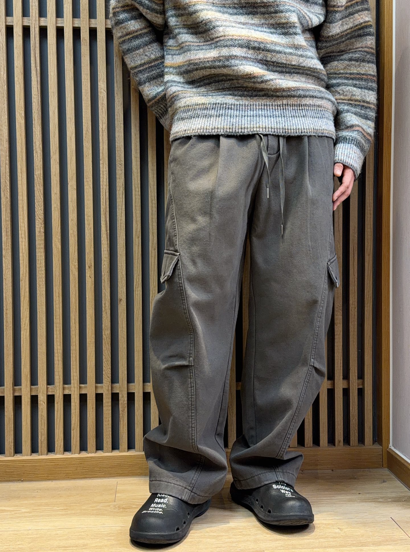 。 MM6水洗灰加绒工装裤把“随性酷感”穿在身上——这条MM6水洗灰工装裤，是秋冬穿搭的“风格作弊器”。