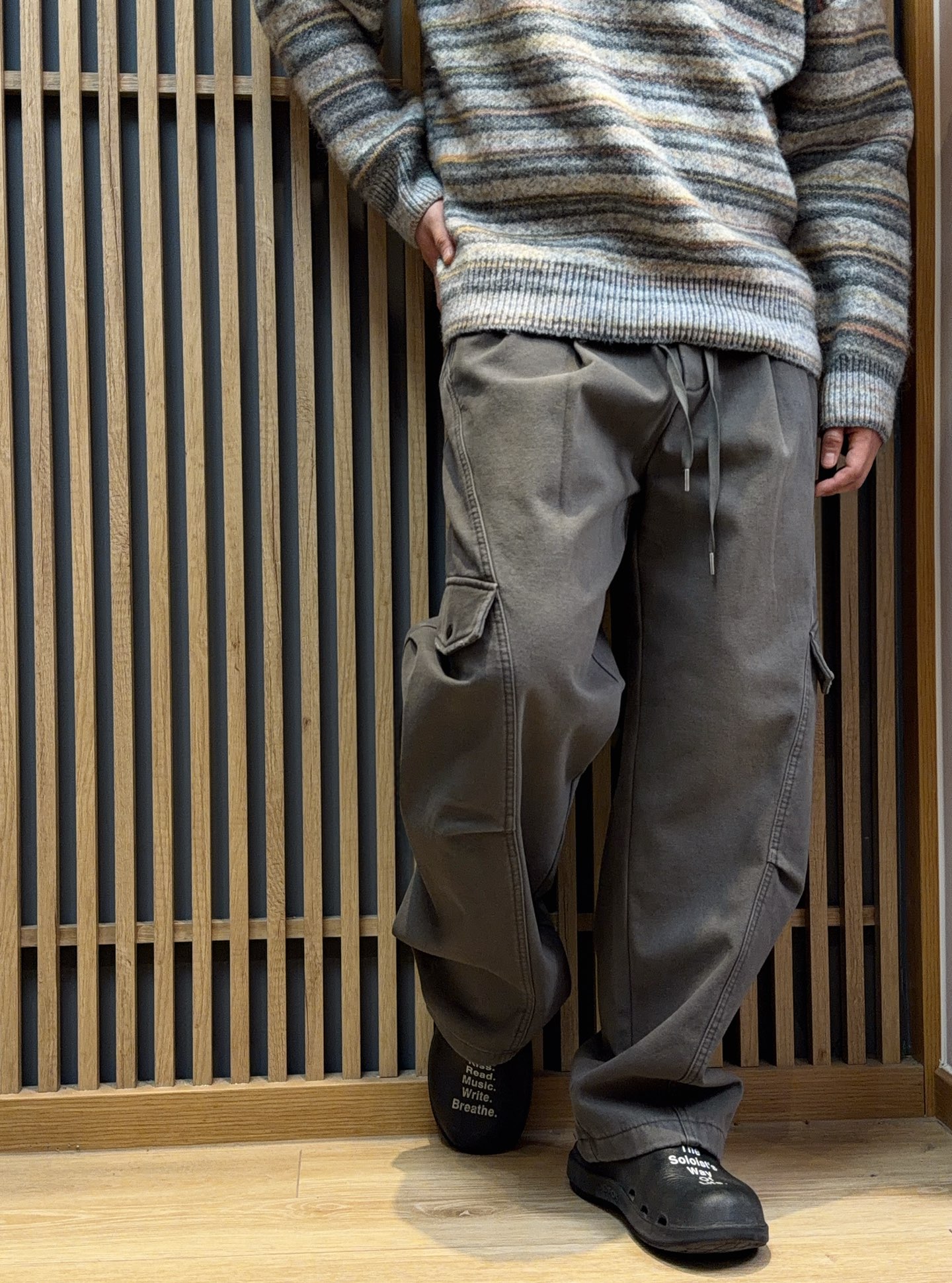 。 MM6水洗灰加绒工装裤把“随性酷感”穿在身上——这条MM6水洗灰工装裤，是秋冬穿搭的“风格作弊器”。