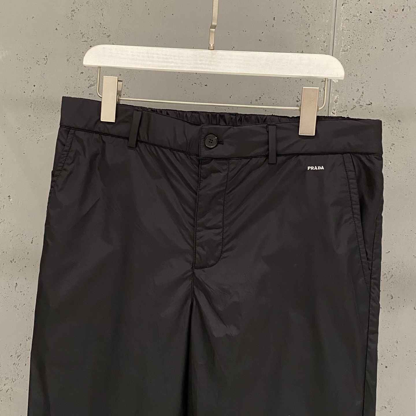 Чёрные брюки Prada с логотипом