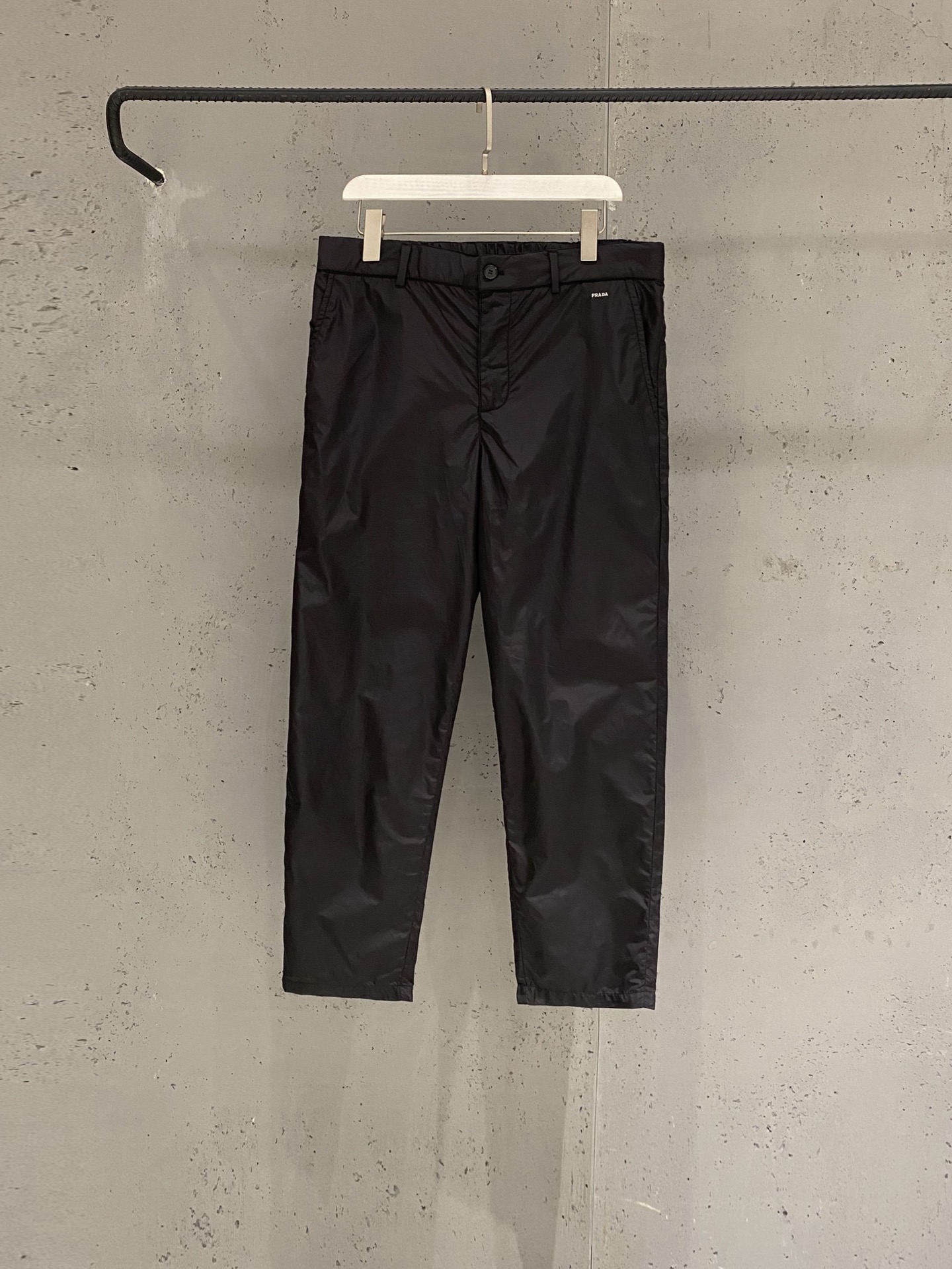 Чёрные брюки Prada с логотипом
